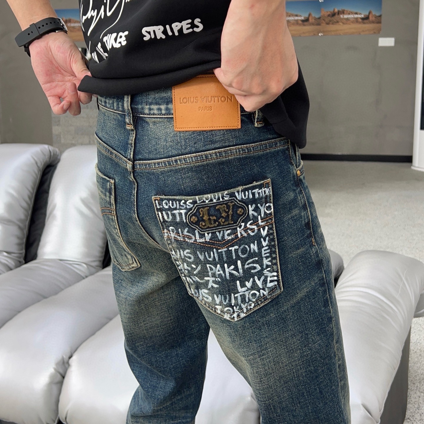    手工新款颜色非常好看，🔥搭配款式现货上市🔥🔥🔥原单爆款牛仔裤👖超级定制款，原版五金，超级重工工艺，