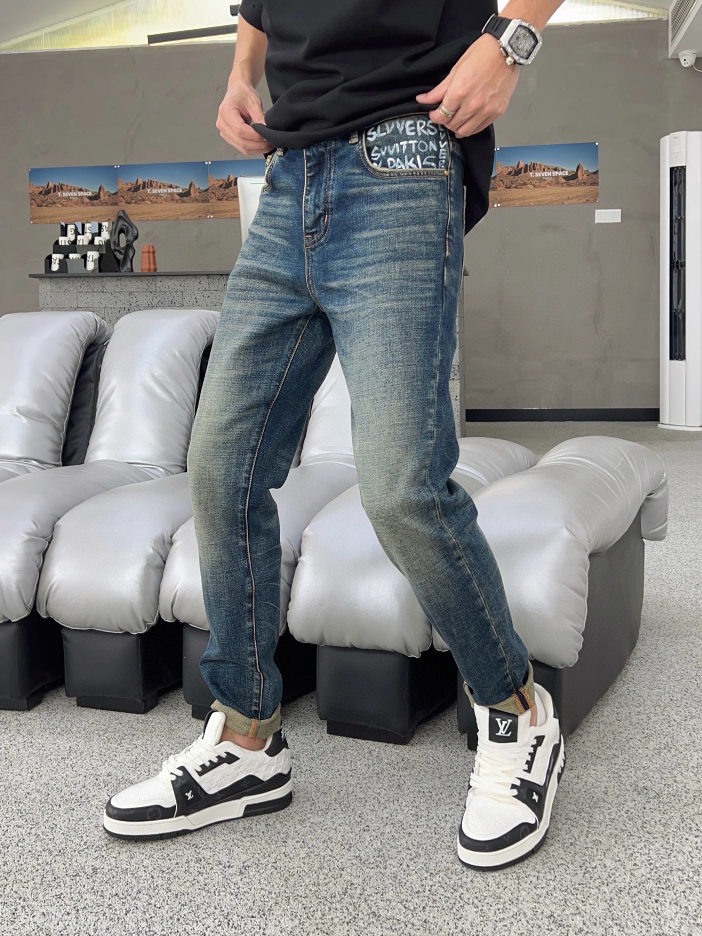    手工新款颜色非常好看，🔥搭配款式现货上市🔥🔥🔥原单爆款牛仔裤👖超级定制款，原版五金，超级重工工艺，