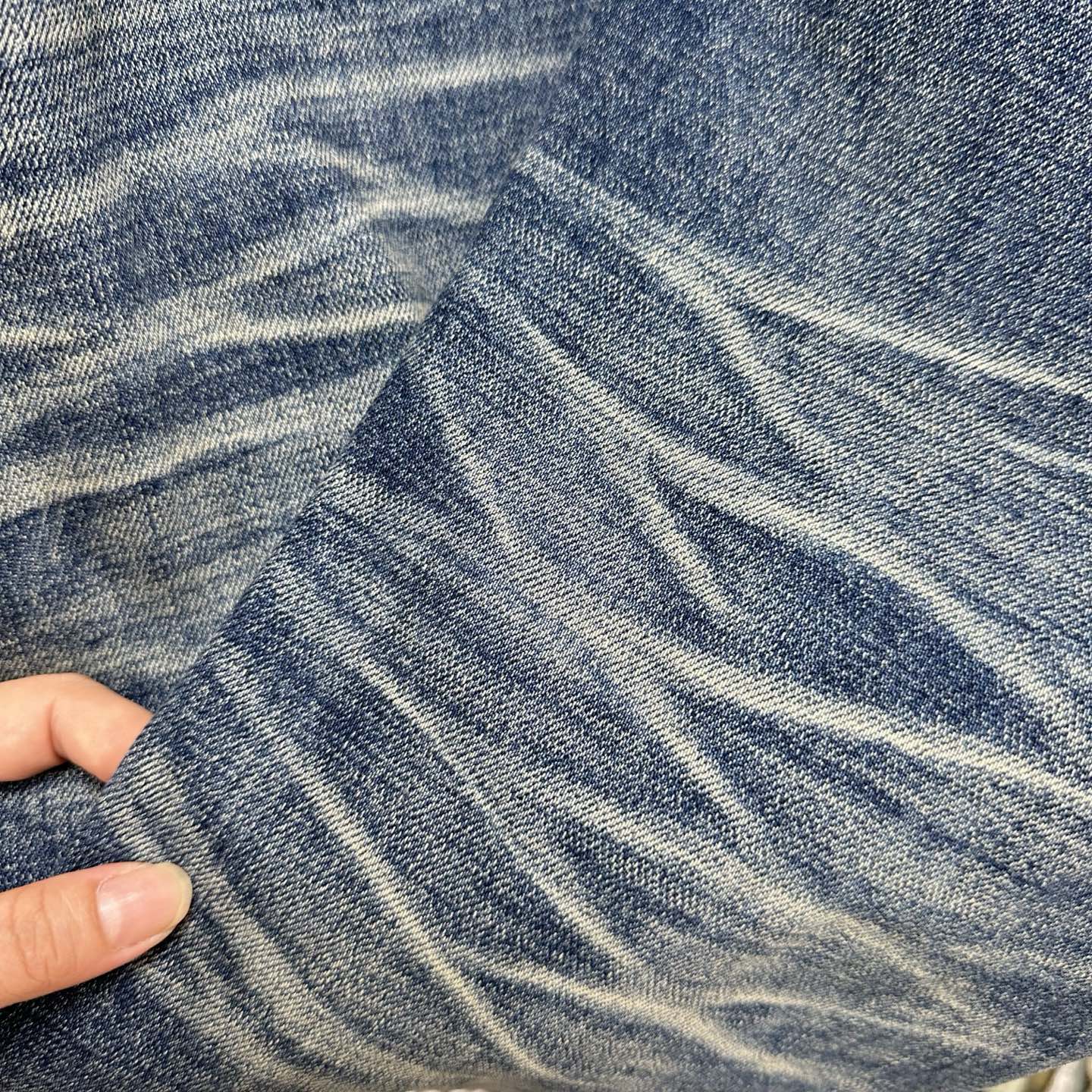   手工新款颜色非常好看，🔥搭配款式现货上市🔥🔥🔥原单爆款牛仔裤👖超级定制款，原版五金，超级重工工艺，