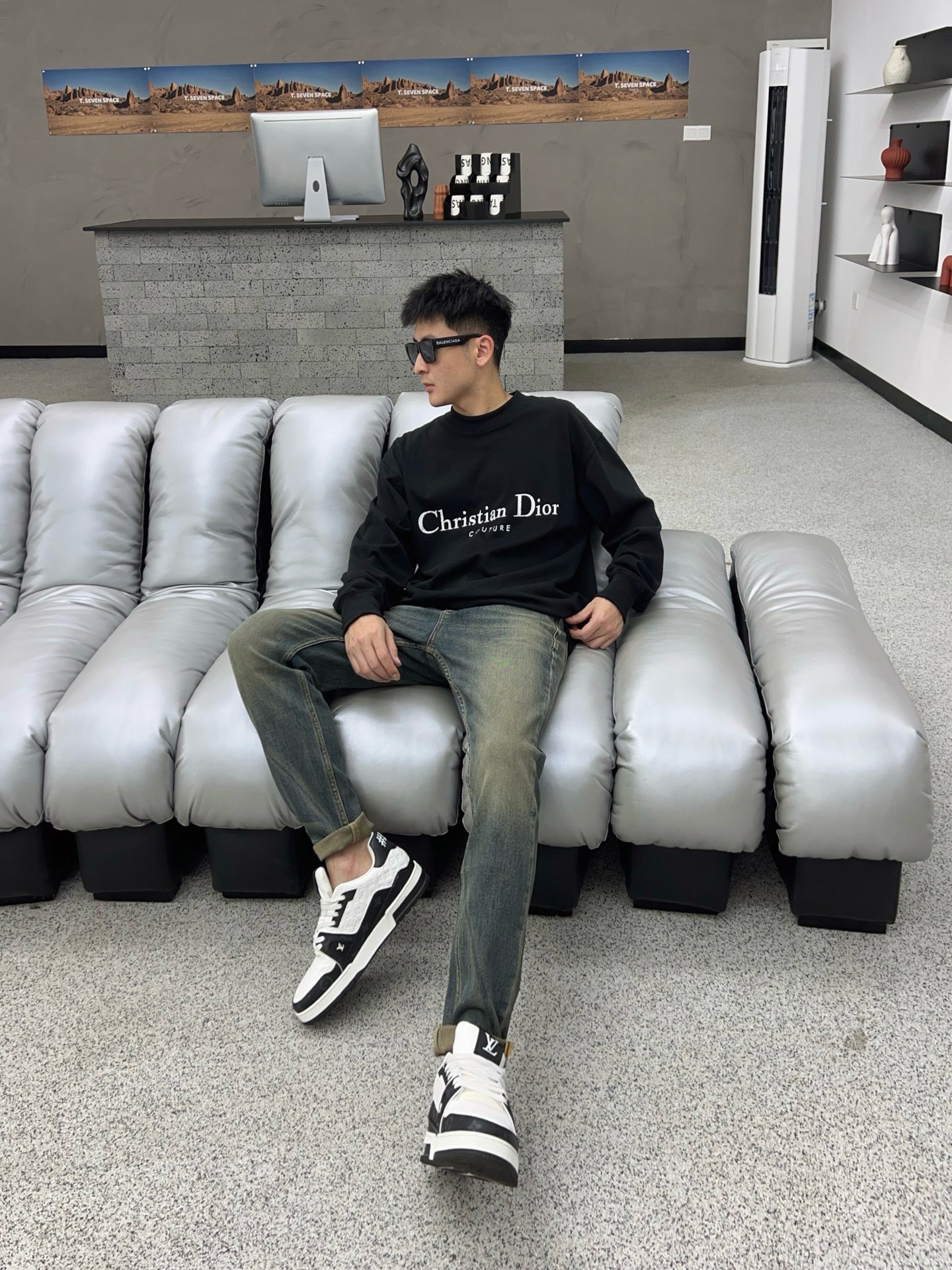 ￼ 秋款🔥新款现货上市🔥🔥原单爆款牛仔裤👖超级定制款，原版五金，超级重工工艺，版型超赞👍细节做工无可挑剔