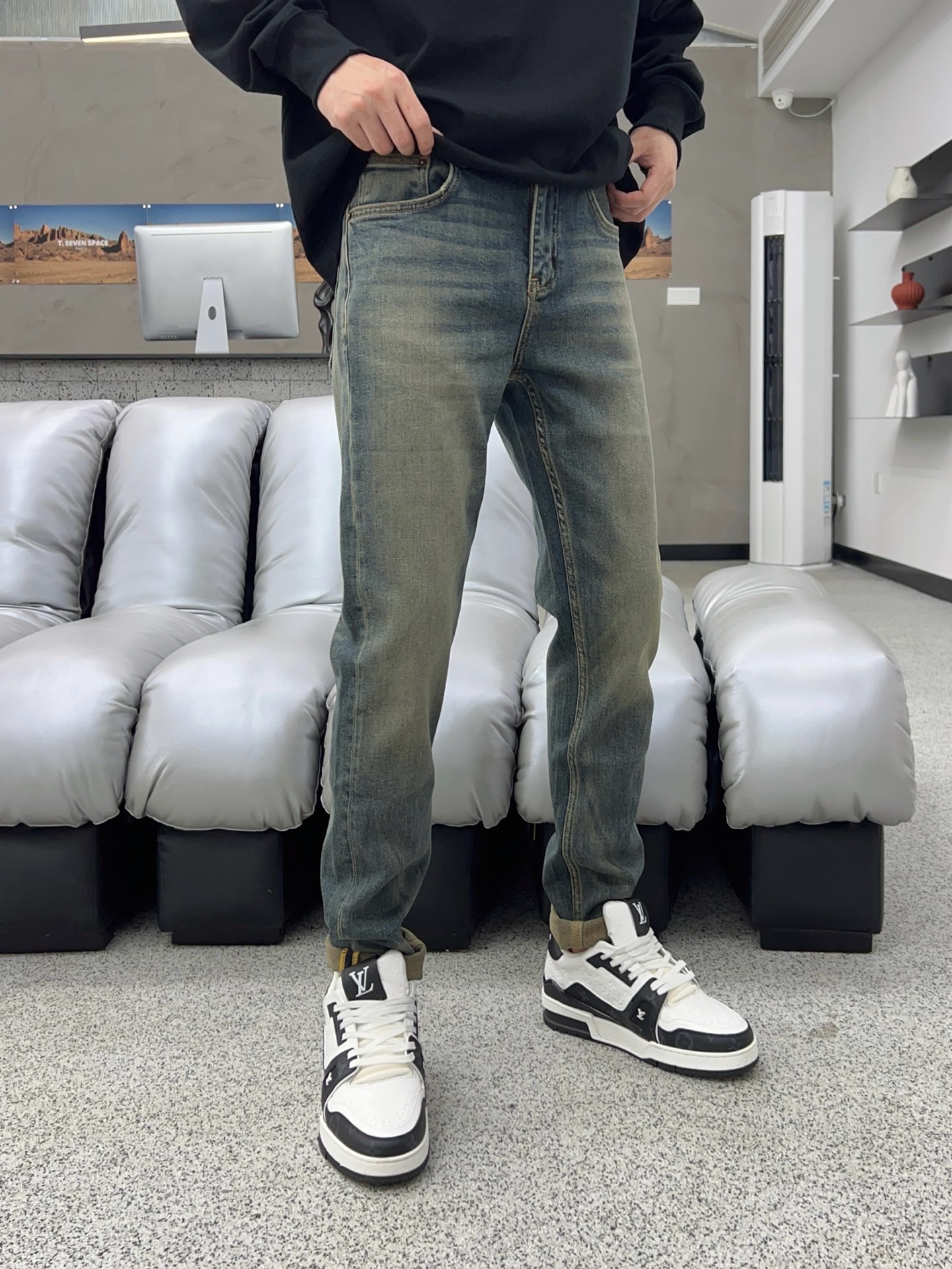 ￼ 秋款🔥新款现货上市🔥🔥原单爆款牛仔裤👖超级定制款，原版五金，超级重工工艺，版型超赞👍细节做工无可挑剔