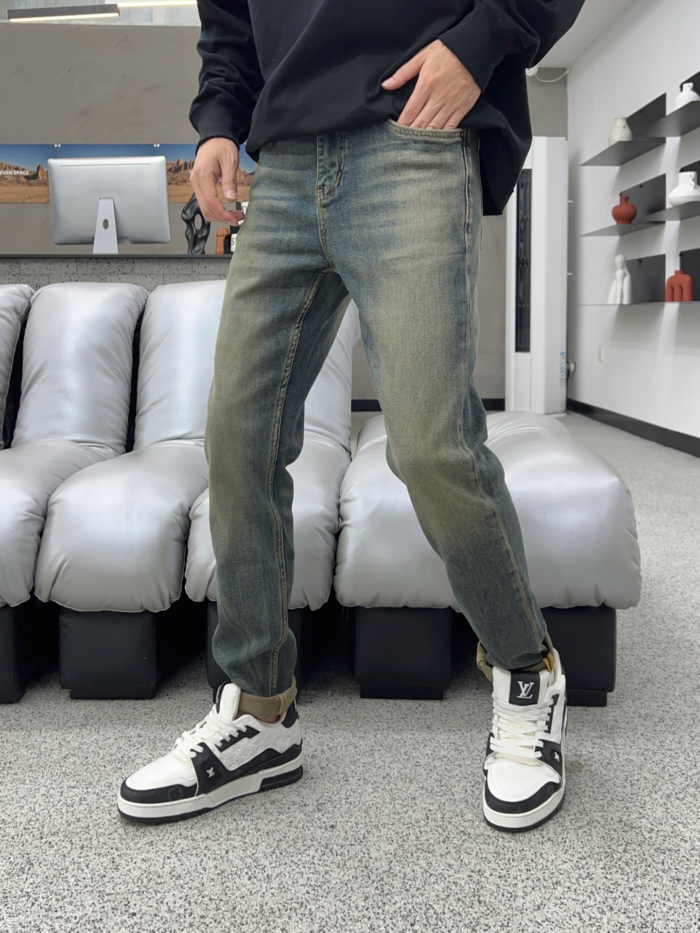 ￼ 秋款🔥新款现货上市🔥🔥原单爆款牛仔裤👖超级定制款，原版五金，超级重工工艺，版型超赞👍细节做工无可挑剔