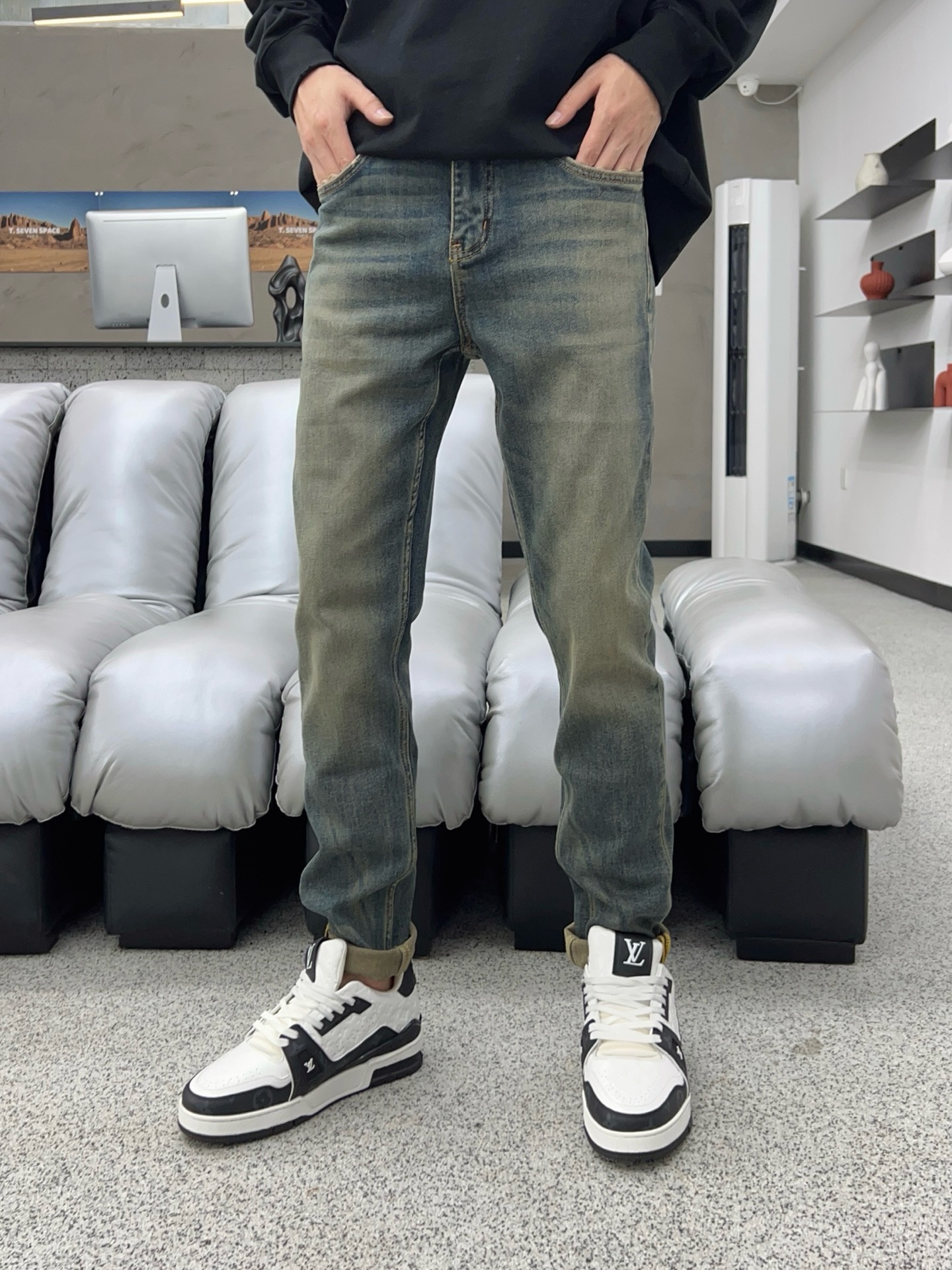 ￼ 秋款🔥新款现货上市🔥🔥原单爆款牛仔裤👖超级定制款，原版五金，超级重工工艺，版型超赞👍细节做工无可挑剔