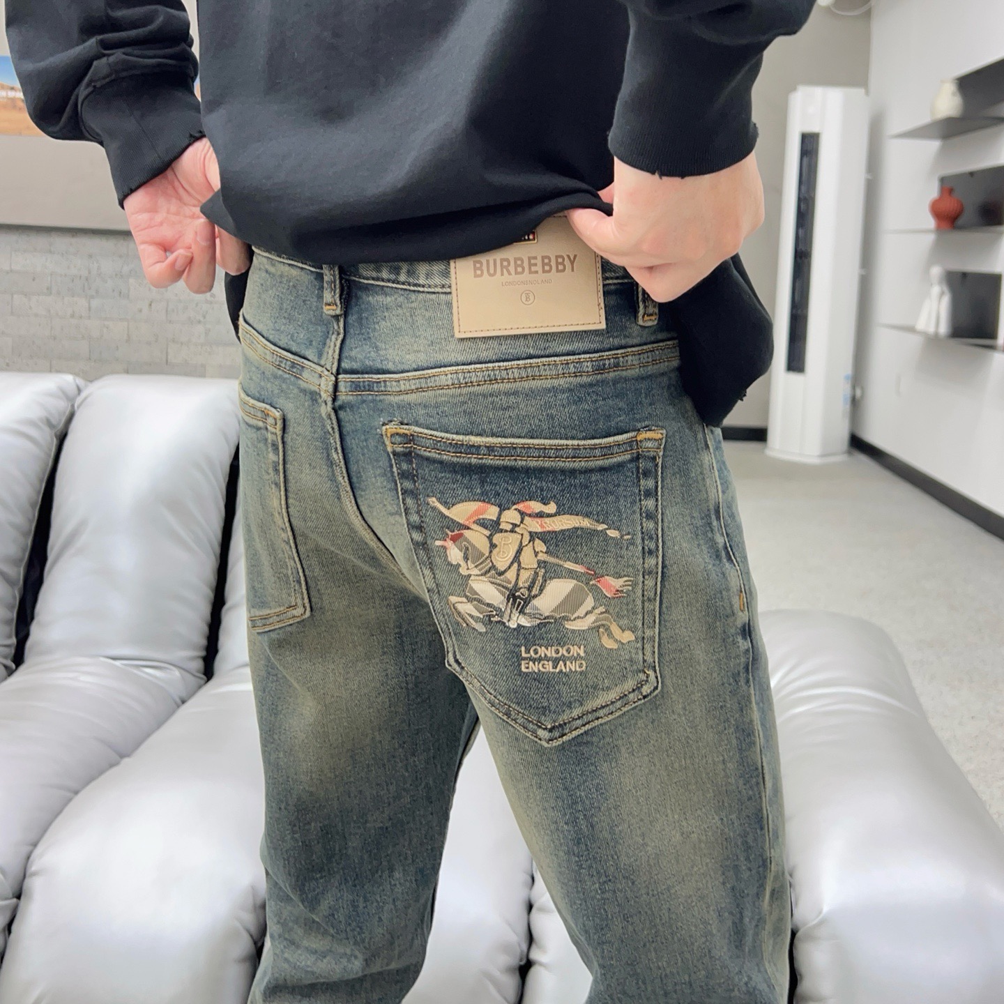 ￼ 秋款🔥新款现货上市🔥🔥原单爆款牛仔裤👖超级定制款，原版五金，超级重工工艺，版型超赞👍细节做工无可挑剔