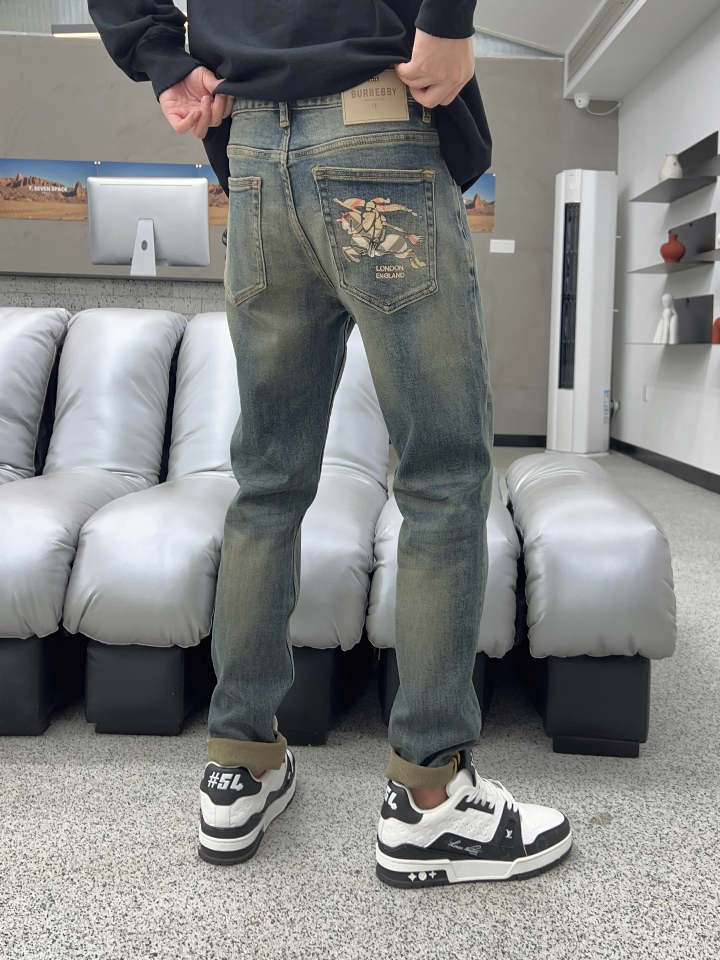 ￼ 秋款🔥新款现货上市🔥🔥原单爆款牛仔裤👖超级定制款，原版五金，超级重工工艺，版型超赞👍细节做工无可挑剔