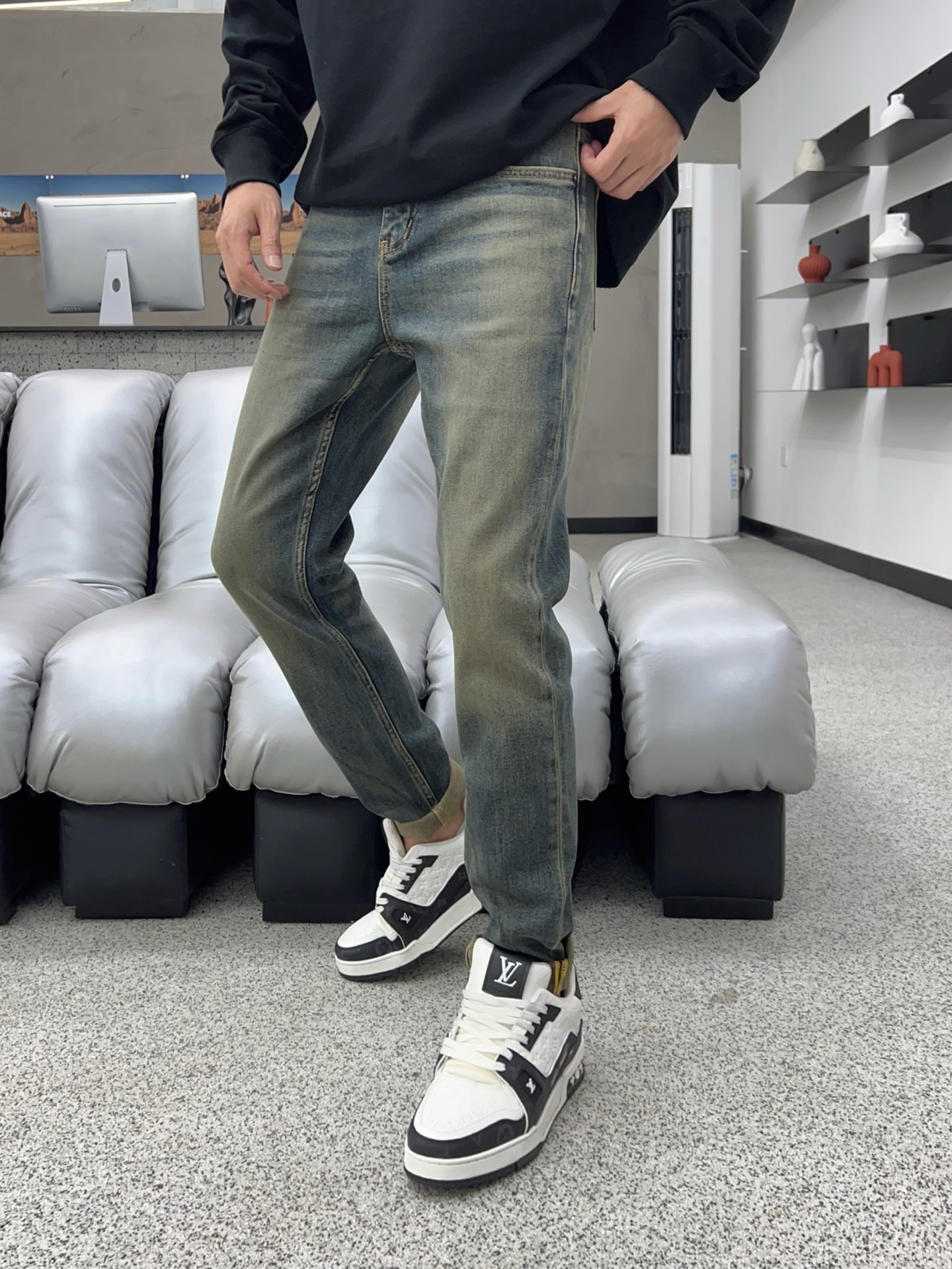 ￼ 秋款🔥新款现货上市🔥🔥原单爆款牛仔裤👖超级定制款，原版五金，超级重工工艺，版型超赞👍细节做工无可挑剔