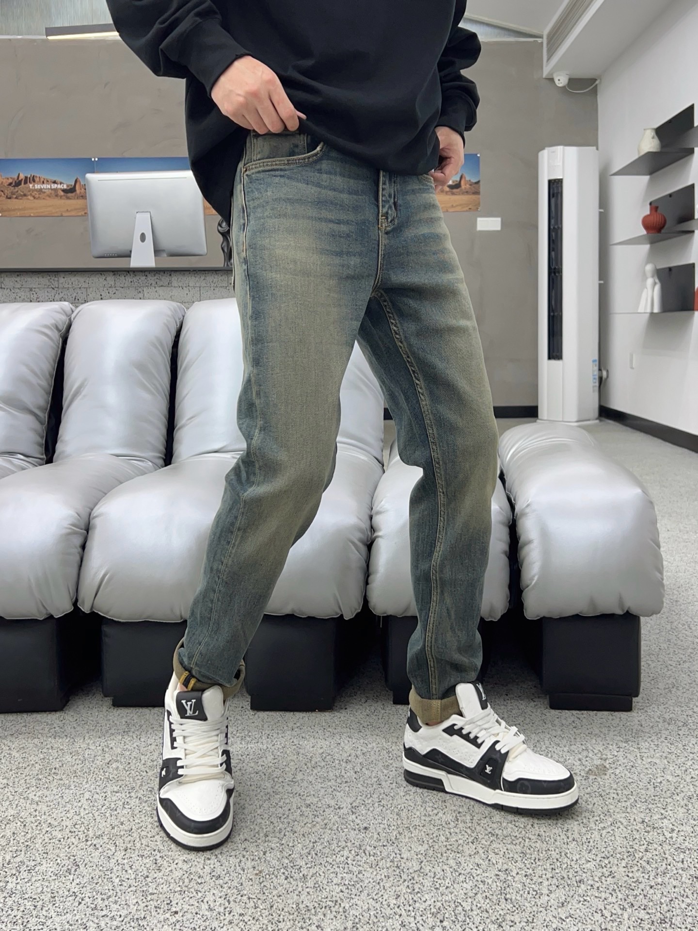 ￼ 秋款🔥新款现货上市🔥🔥原单爆款牛仔裤👖超级定制款，原版五金，超级重工工艺，版型超赞👍细节做工无可挑剔