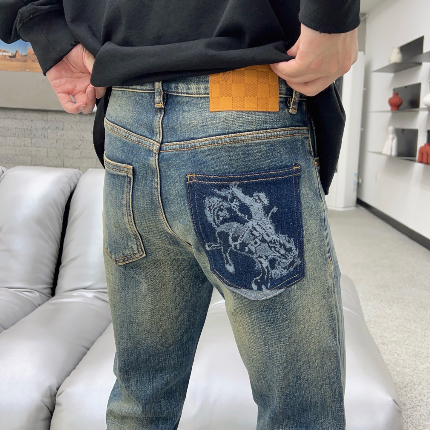 ￼ 秋款🔥新款现货上市🔥🔥原单爆款牛仔裤👖超级定制款，原版五金，超级重工工艺，版型超赞👍细节做工无可挑剔