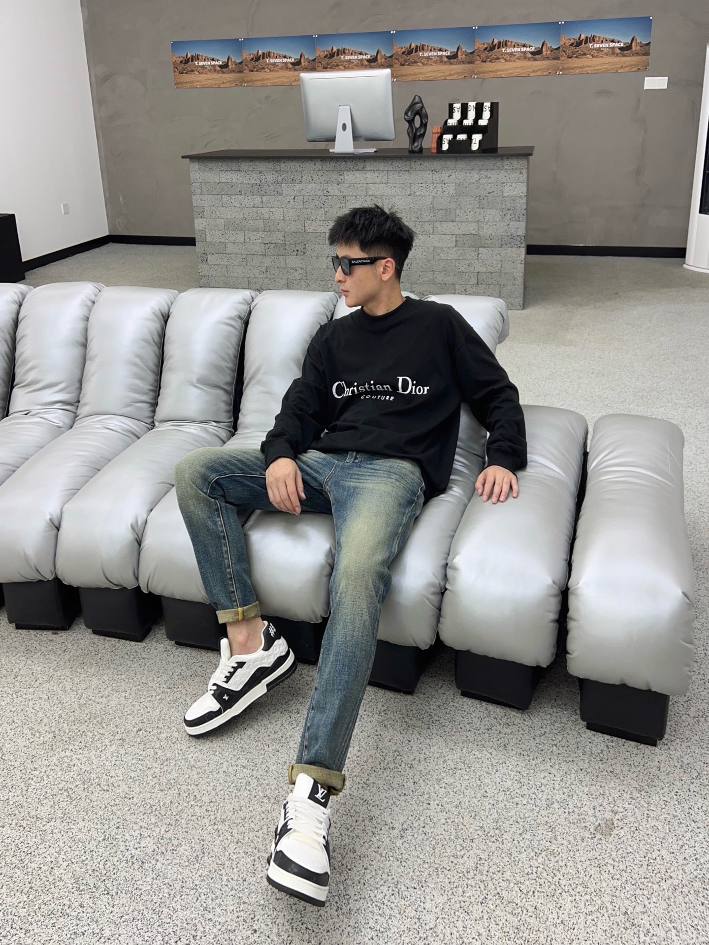 ￼ 秋款🔥新款现货上市🔥🔥原单爆款牛仔裤👖超级定制款，原版五金，超级重工工艺，版型超赞👍细节做工无可挑剔