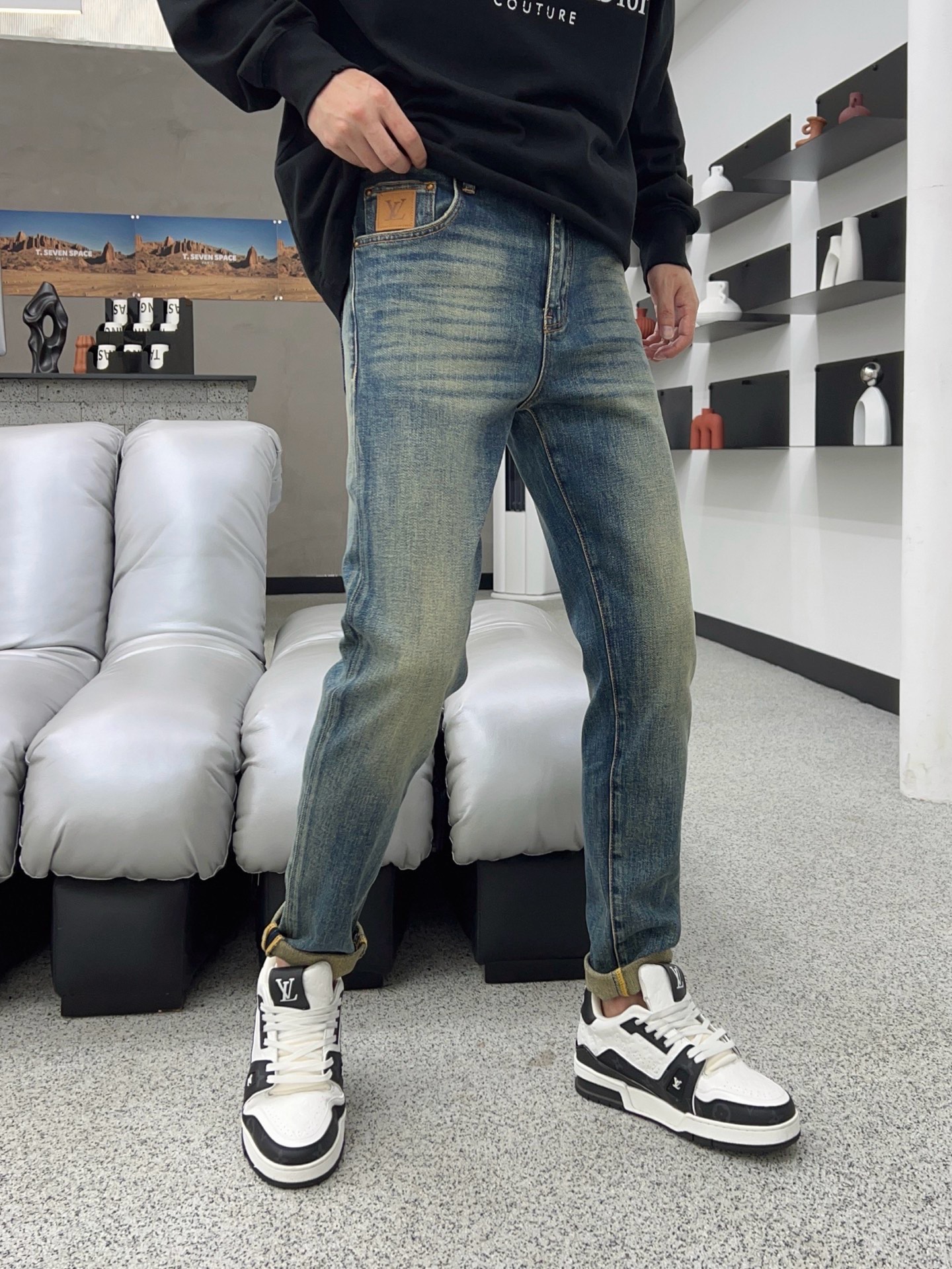 ￼ 秋款🔥新款现货上市🔥🔥原单爆款牛仔裤👖超级定制款，原版五金，超级重工工艺，版型超赞👍细节做工无可挑剔