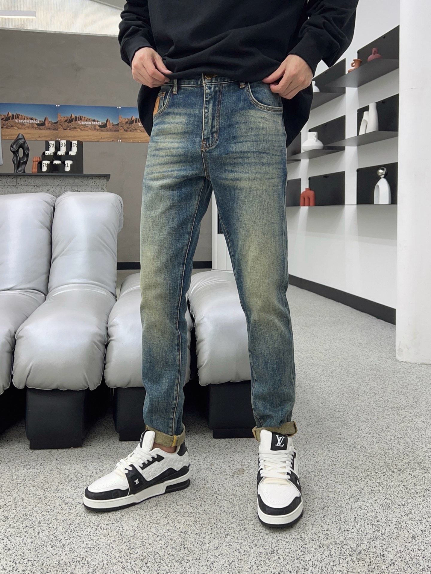 ￼ 秋款🔥新款现货上市🔥🔥原单爆款牛仔裤👖超级定制款，原版五金，超级重工工艺，版型超赞👍细节做工无可挑剔