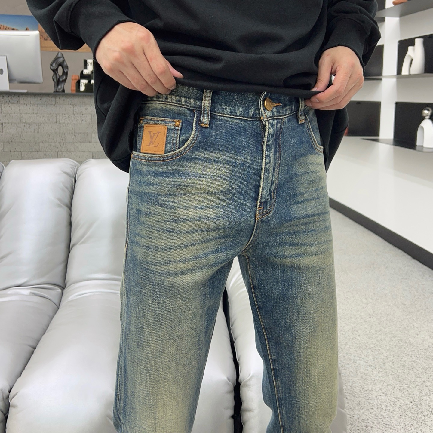 ￼ 秋款🔥新款现货上市🔥🔥原单爆款牛仔裤👖超级定制款，原版五金，超级重工工艺，版型超赞👍细节做工无可挑剔