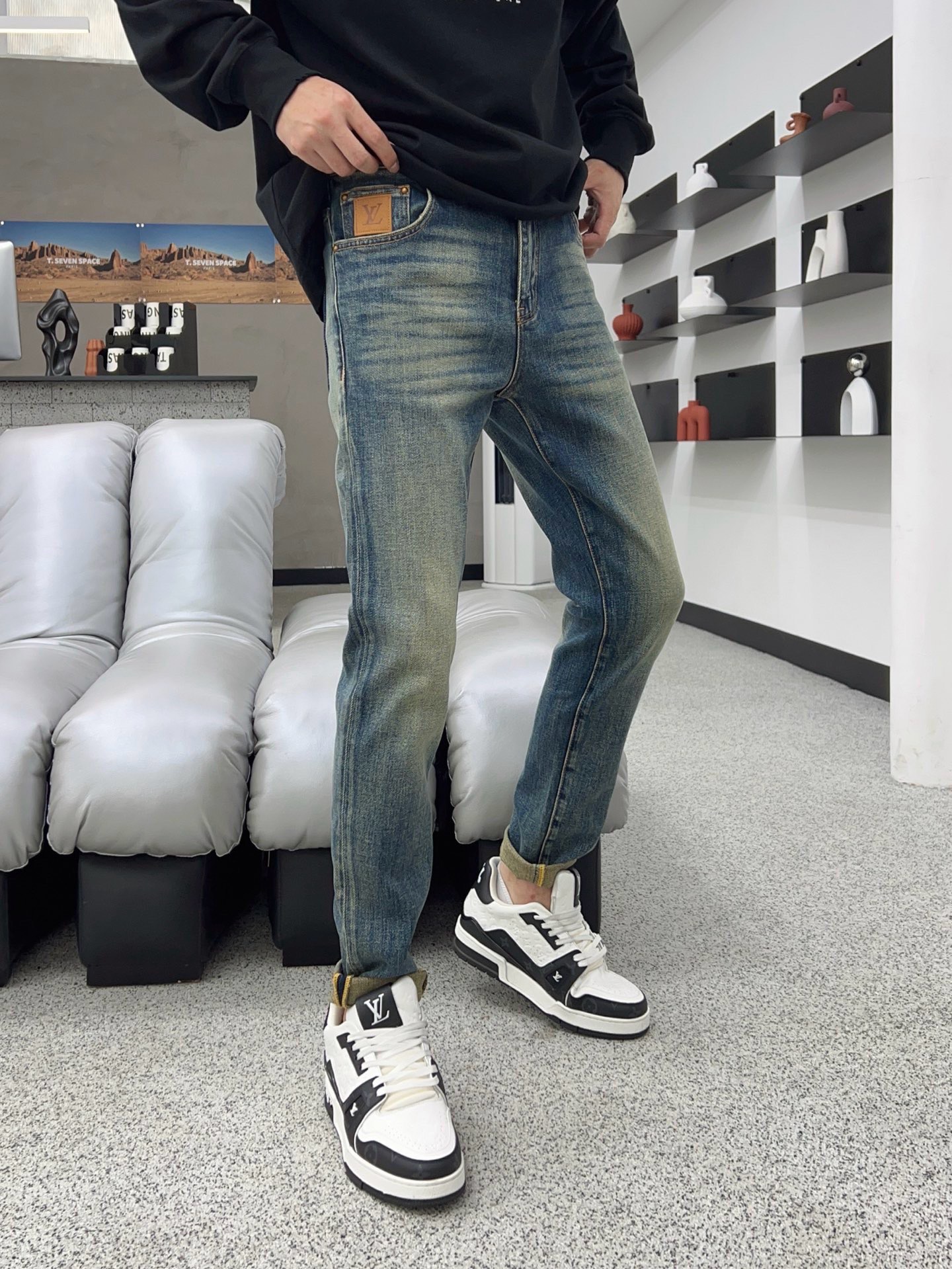 ￼ 秋款🔥新款现货上市🔥🔥原单爆款牛仔裤👖超级定制款，原版五金，超级重工工艺，版型超赞👍细节做工无可挑剔