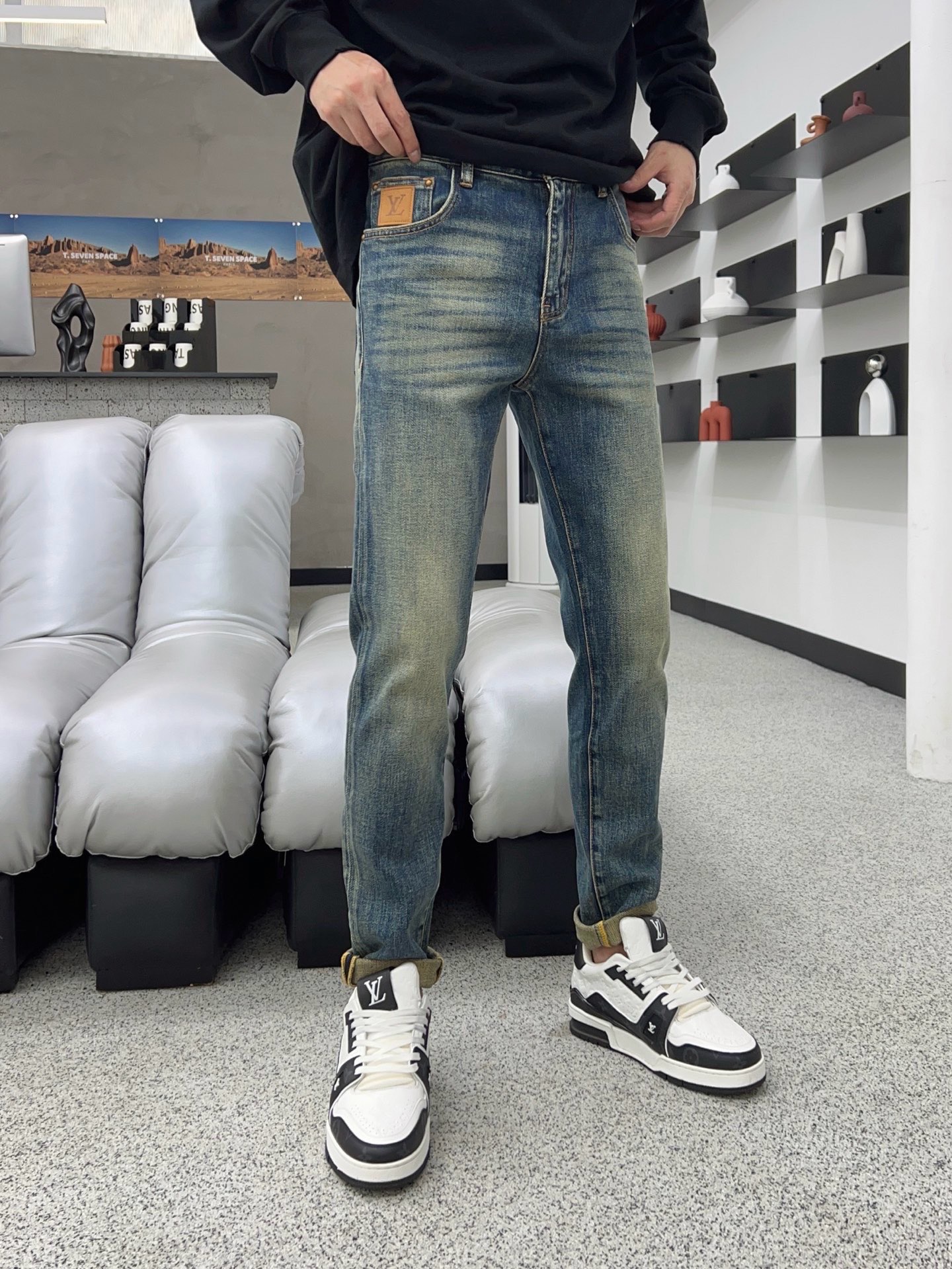 ￼ 秋款🔥新款现货上市🔥🔥原单爆款牛仔裤👖超级定制款，原版五金，超级重工工艺，版型超赞👍细节做工无可挑剔