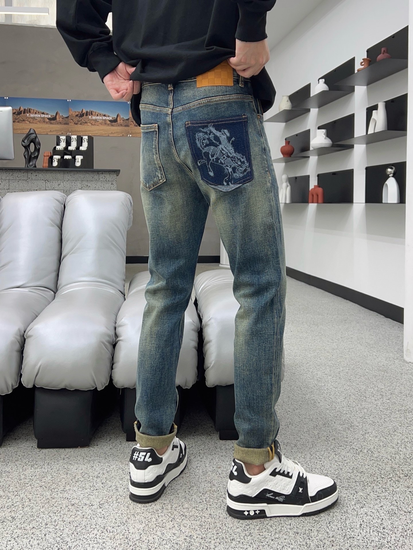 ￼ 秋款🔥新款现货上市🔥🔥原单爆款牛仔裤👖超级定制款，原版五金，超级重工工艺，版型超赞👍细节做工无可挑剔