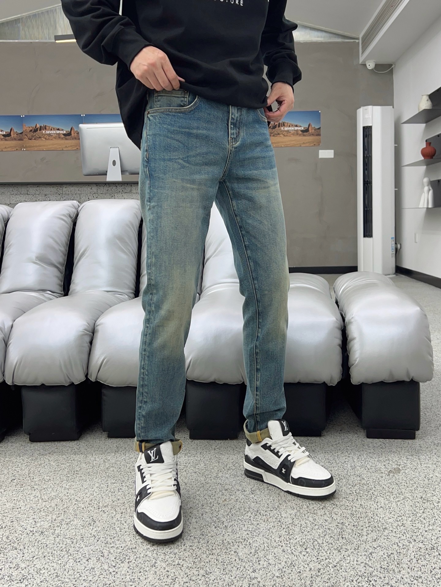 ￼ 秋款🔥新款现货上市🔥🔥原单爆款牛仔裤👖超级定制款，原版五金，超级重工工艺，版型超赞👍细节做工无可挑剔