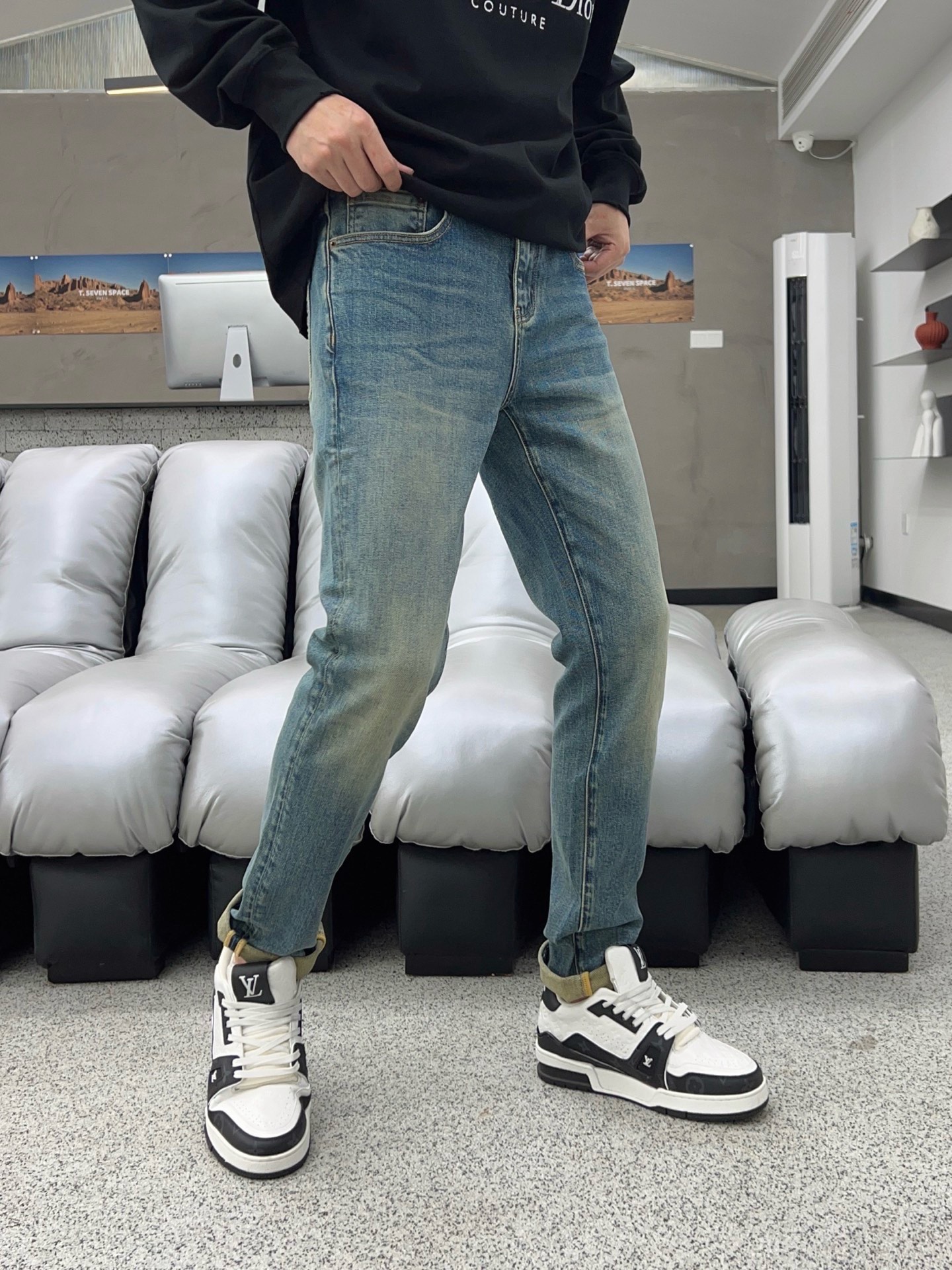 ￼ 秋款🔥新款现货上市🔥🔥原单爆款牛仔裤👖超级定制款，原版五金，超级重工工艺，版型超赞👍细节做工无可挑剔