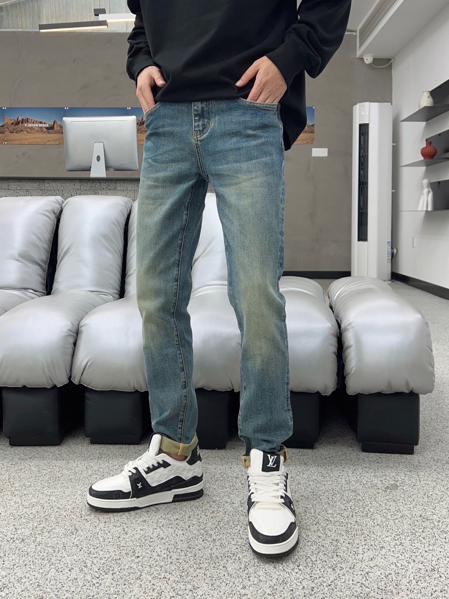 ￼ 秋款🔥新款现货上市🔥🔥原单爆款牛仔裤👖超级定制款，原版五金，超级重工工艺，版型超赞👍细节做工无可挑剔