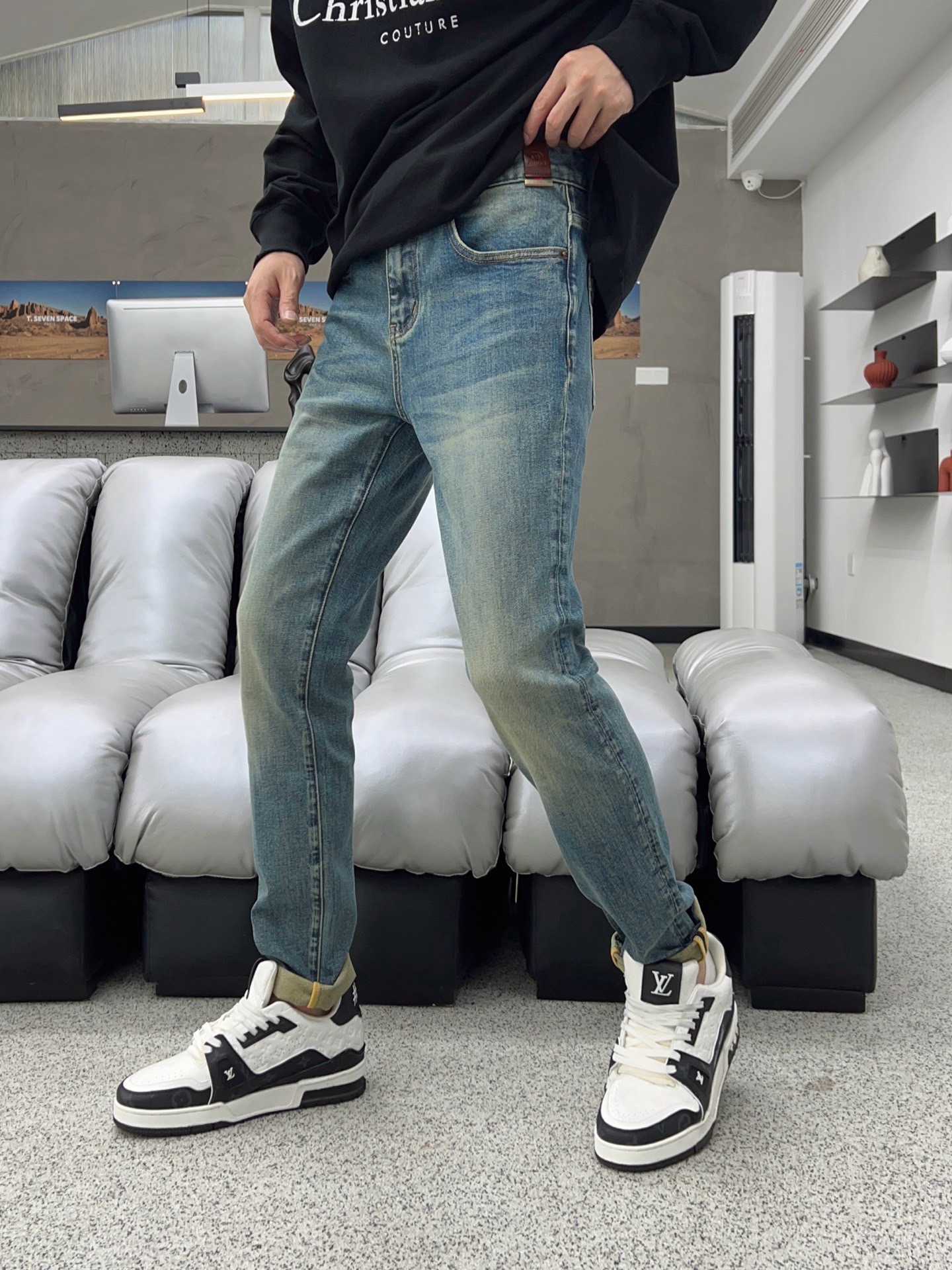 ￼ 秋款🔥新款现货上市🔥🔥原单爆款牛仔裤👖超级定制款，原版五金，超级重工工艺，版型超赞👍细节做工无可挑剔