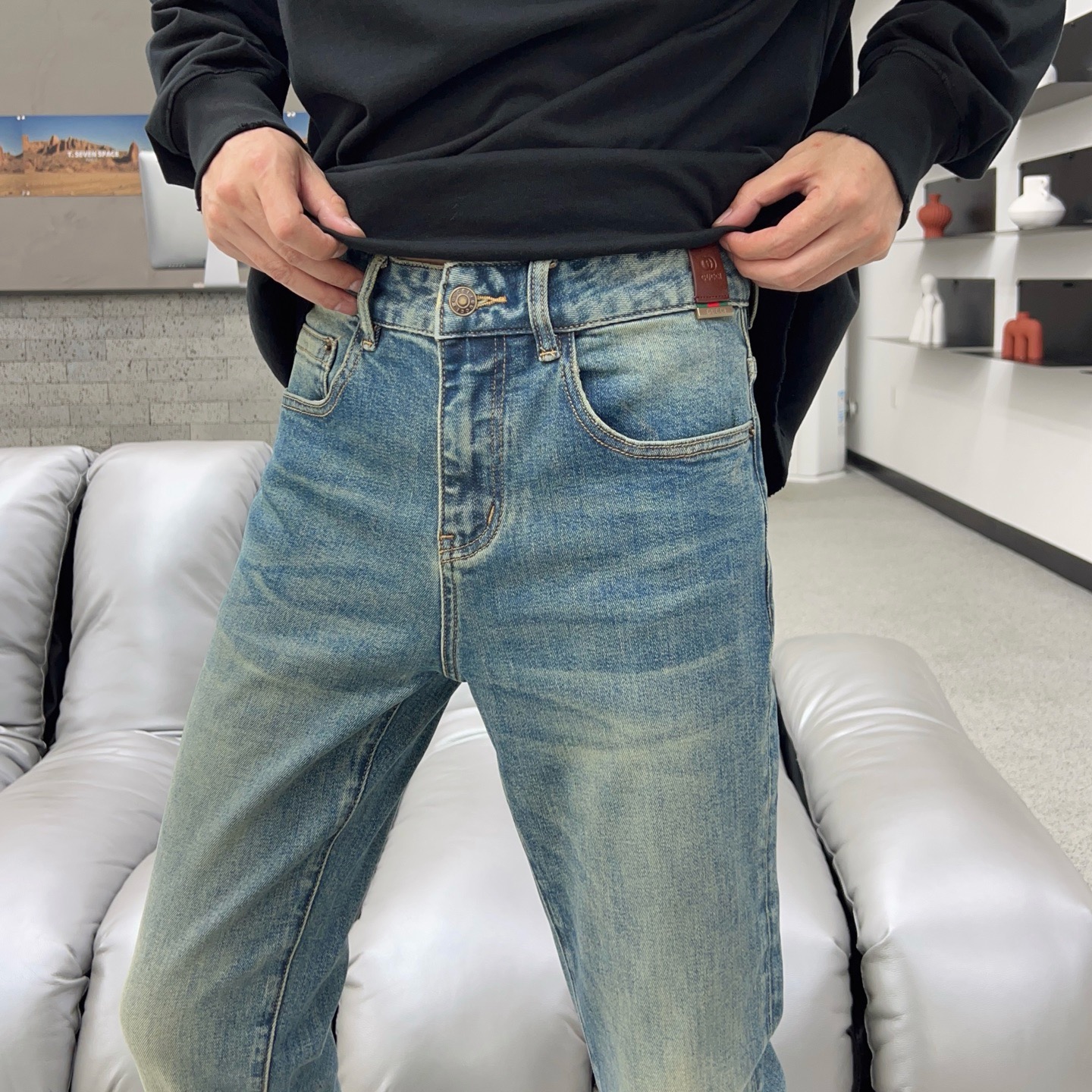 ￼ 秋款🔥新款现货上市🔥🔥原单爆款牛仔裤👖超级定制款，原版五金，超级重工工艺，版型超赞👍细节做工无可挑剔