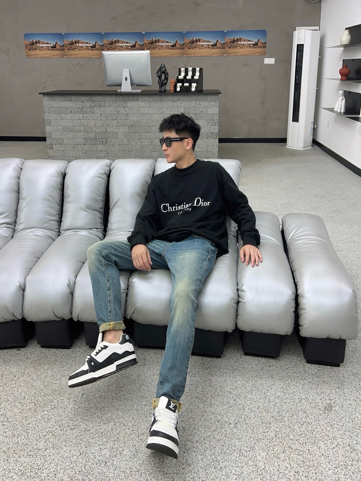 ￼ 秋款🔥新款现货上市🔥🔥原单爆款牛仔裤👖超级定制款，原版五金，超级重工工艺，版型超赞👍细节做工无可挑剔