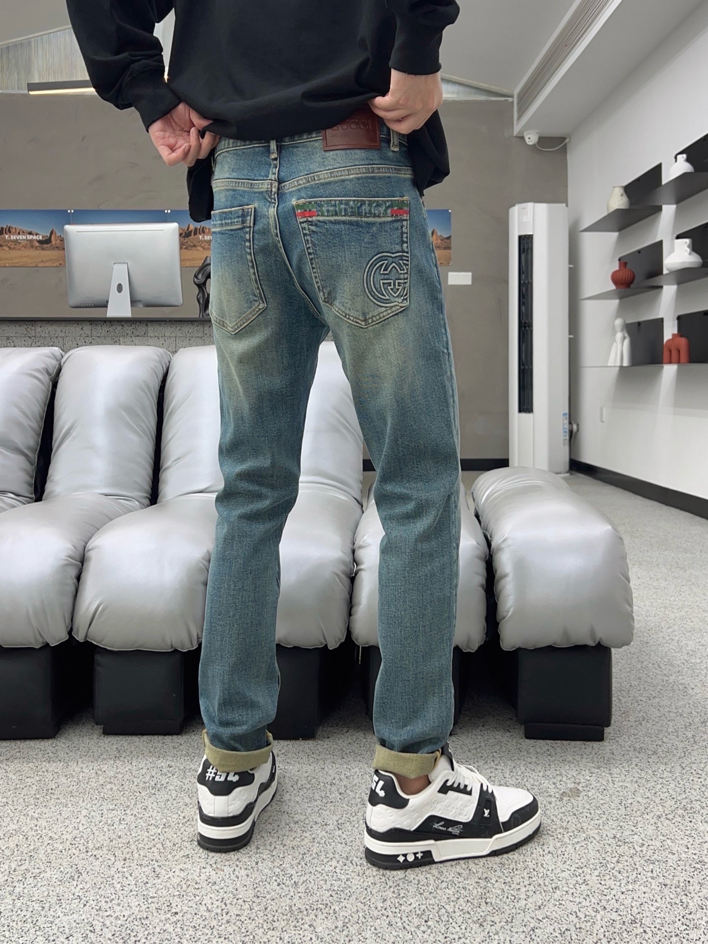 ￼ 秋款🔥新款现货上市🔥🔥原单爆款牛仔裤👖超级定制款，原版五金，超级重工工艺，版型超赞👍细节做工无可挑剔