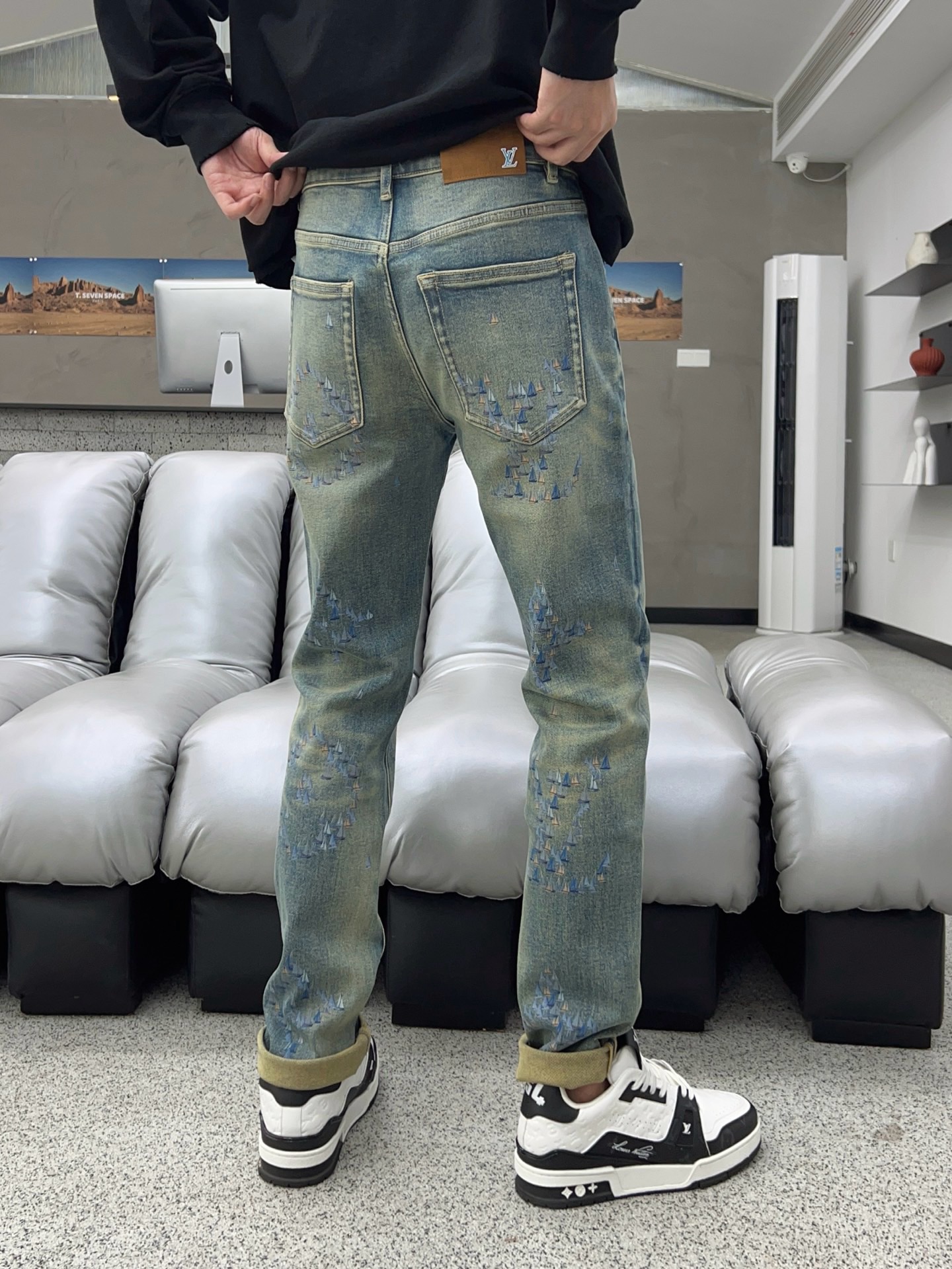 ￼ 秋款🔥新款现货上市🔥🔥原单爆款牛仔裤👖超级定制款，原版五金，超级重工工艺，版型超赞👍细节做工无可挑剔