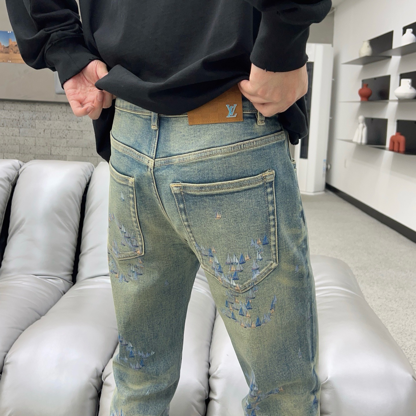 ￼ 秋款🔥新款现货上市🔥🔥原单爆款牛仔裤👖超级定制款，原版五金，超级重工工艺，版型超赞👍细节做工无可挑剔