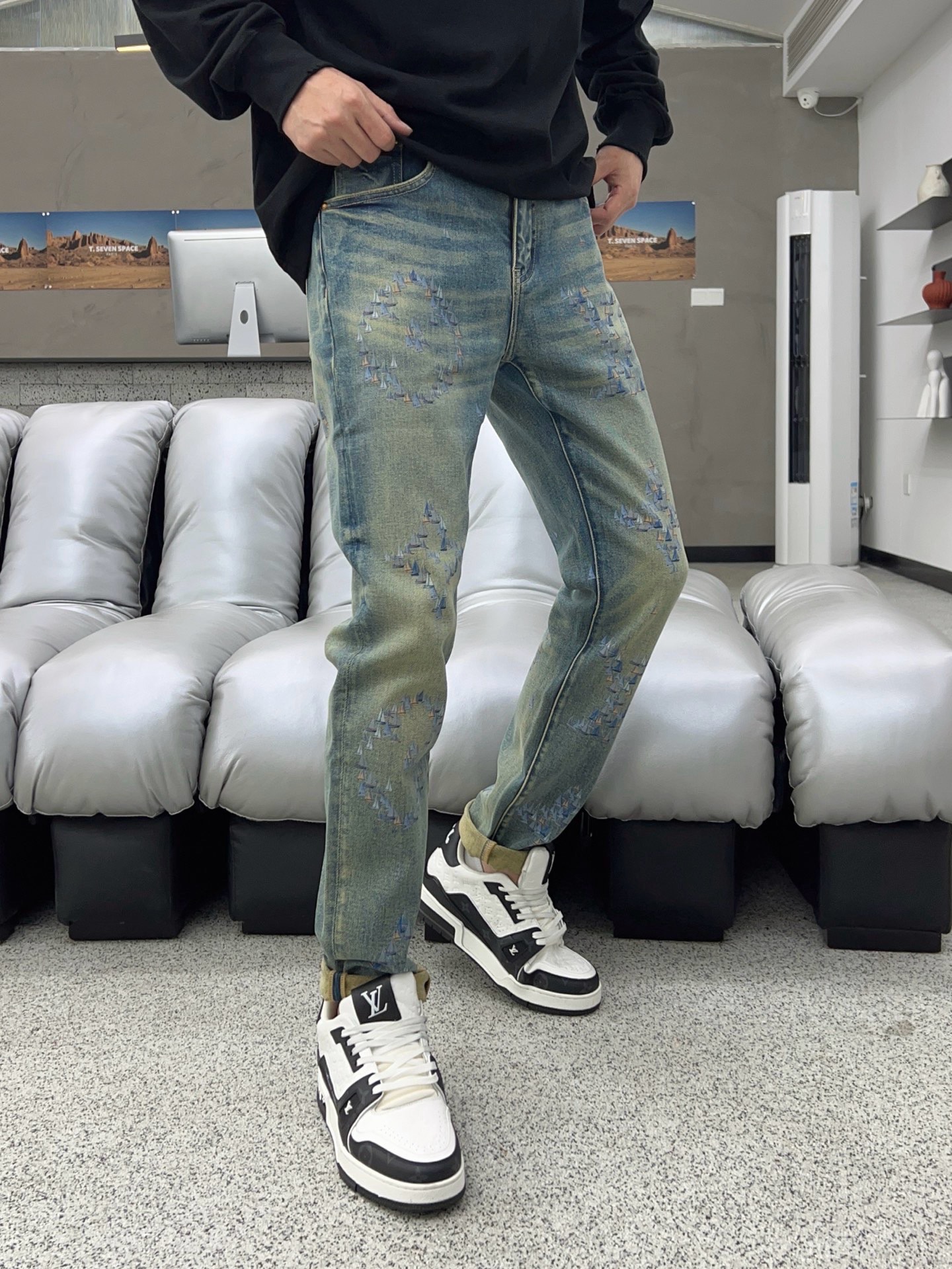 ￼ 秋款🔥新款现货上市🔥🔥原单爆款牛仔裤👖超级定制款，原版五金，超级重工工艺，版型超赞👍细节做工无可挑剔