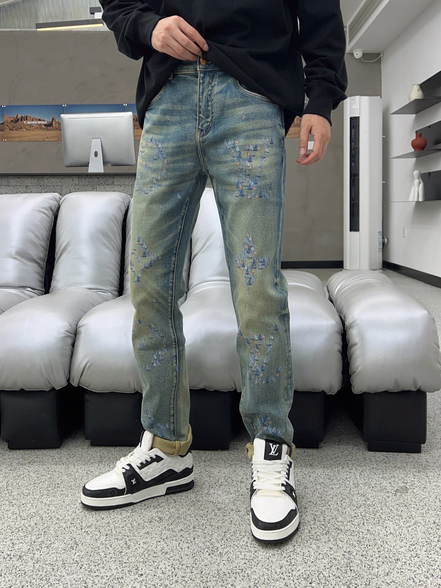 ￼ 秋款🔥新款现货上市🔥🔥原单爆款牛仔裤👖超级定制款，原版五金，超级重工工艺，版型超赞👍细节做工无可挑剔