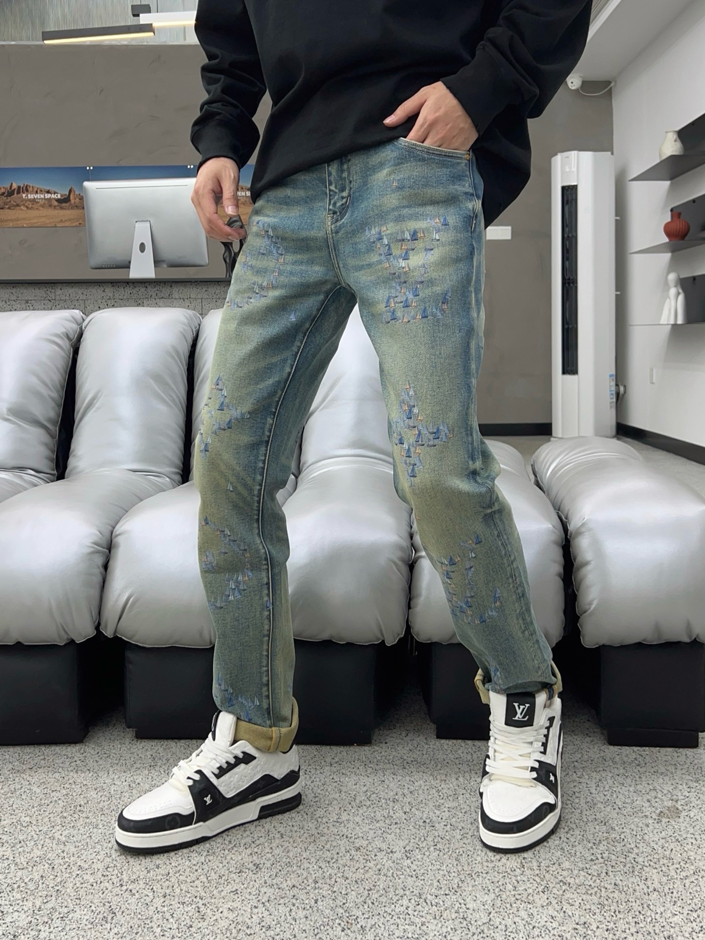 ￼ 秋款🔥新款现货上市🔥🔥原单爆款牛仔裤👖超级定制款，原版五金，超级重工工艺，版型超赞👍细节做工无可挑剔