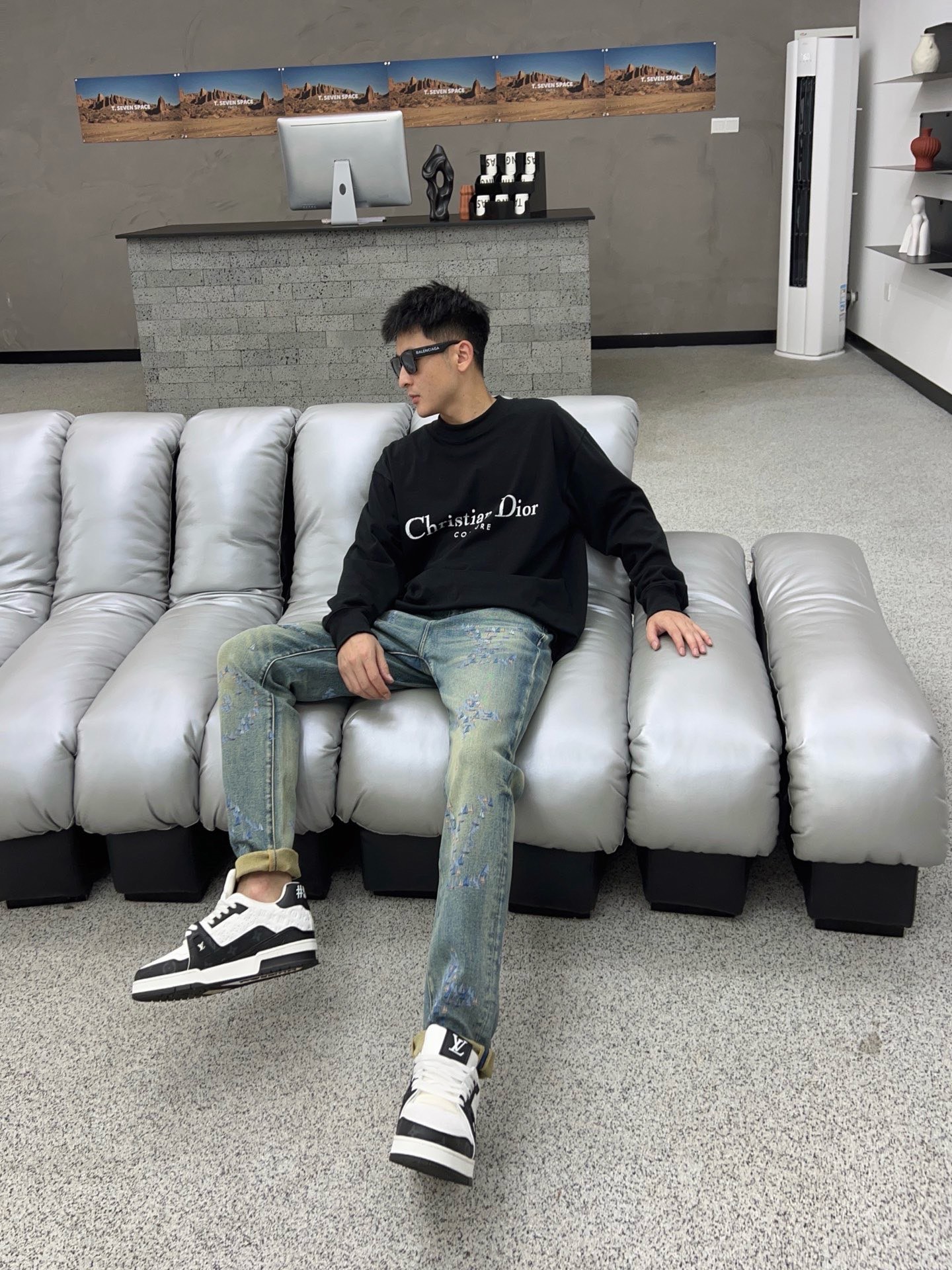 ￼ 秋款🔥新款现货上市🔥🔥原单爆款牛仔裤👖超级定制款，原版五金，超级重工工艺，版型超赞👍细节做工无可挑剔