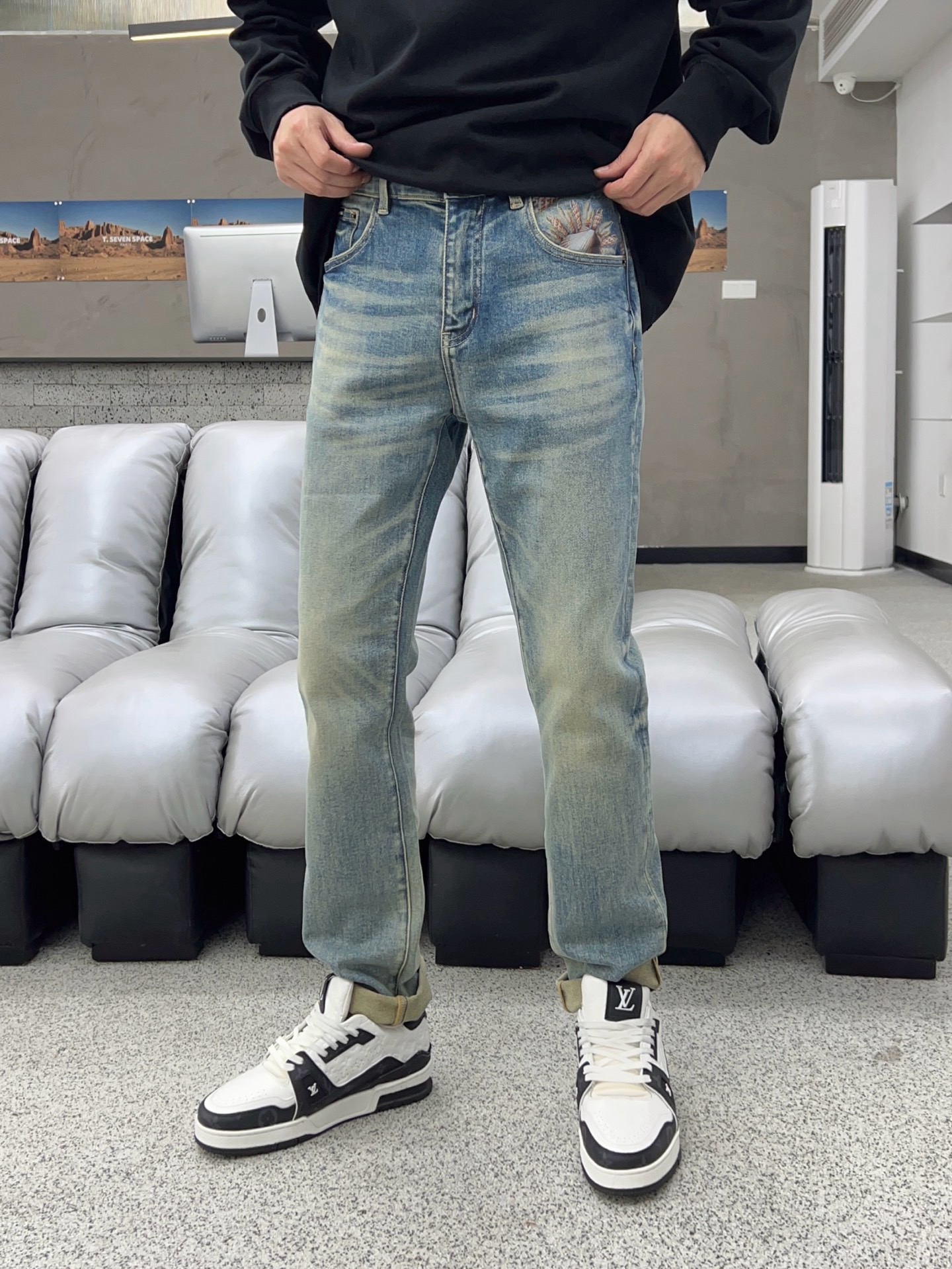 ￼ 秋款🔥新款现货上市🔥🔥原单爆款牛仔裤👖超级定制款，原版五金，超级重工工艺，版型超赞👍细节做工无可挑剔