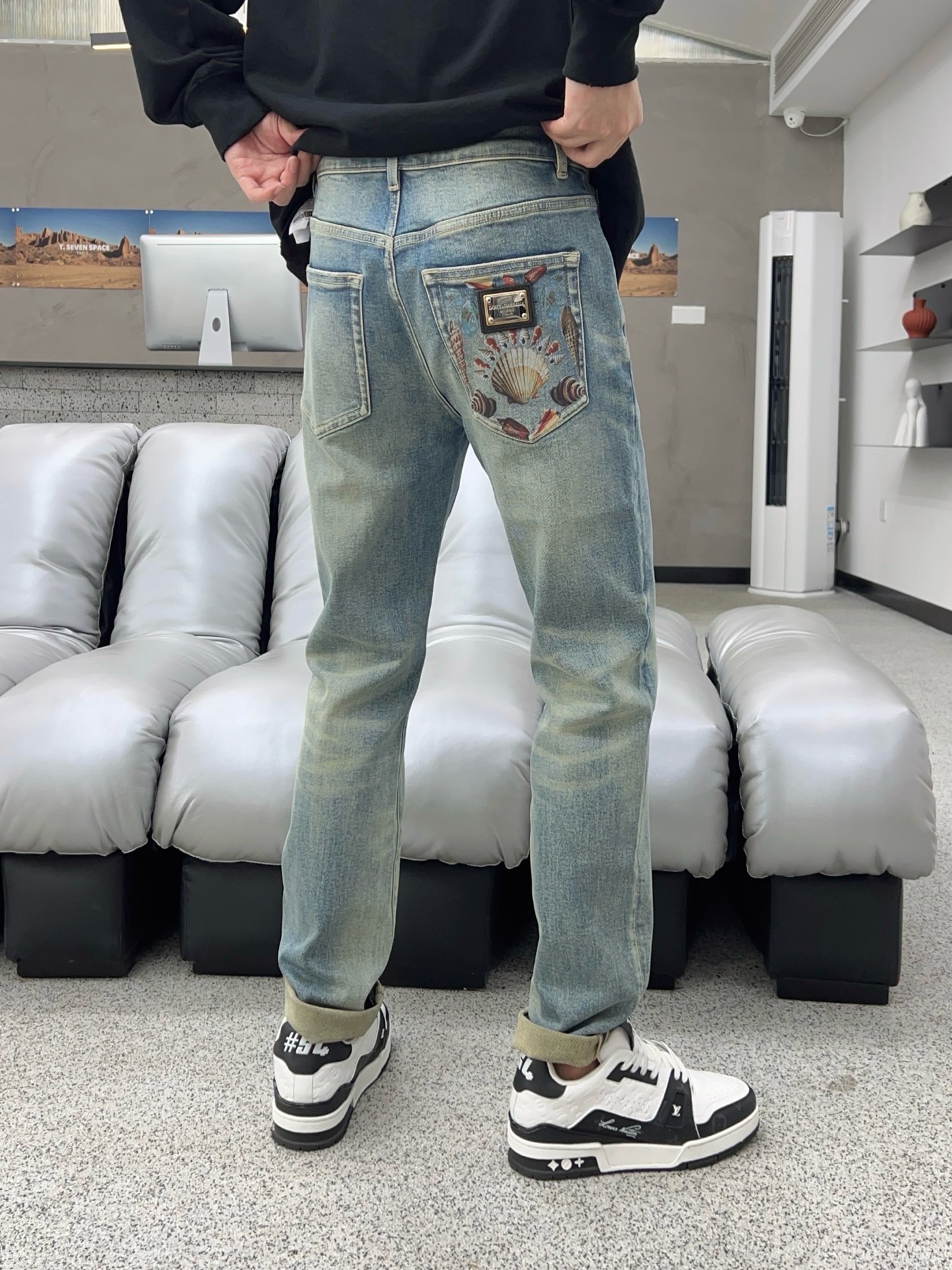 ￼ 秋款🔥新款现货上市🔥🔥原单爆款牛仔裤👖超级定制款，原版五金，超级重工工艺，版型超赞👍细节做工无可挑剔