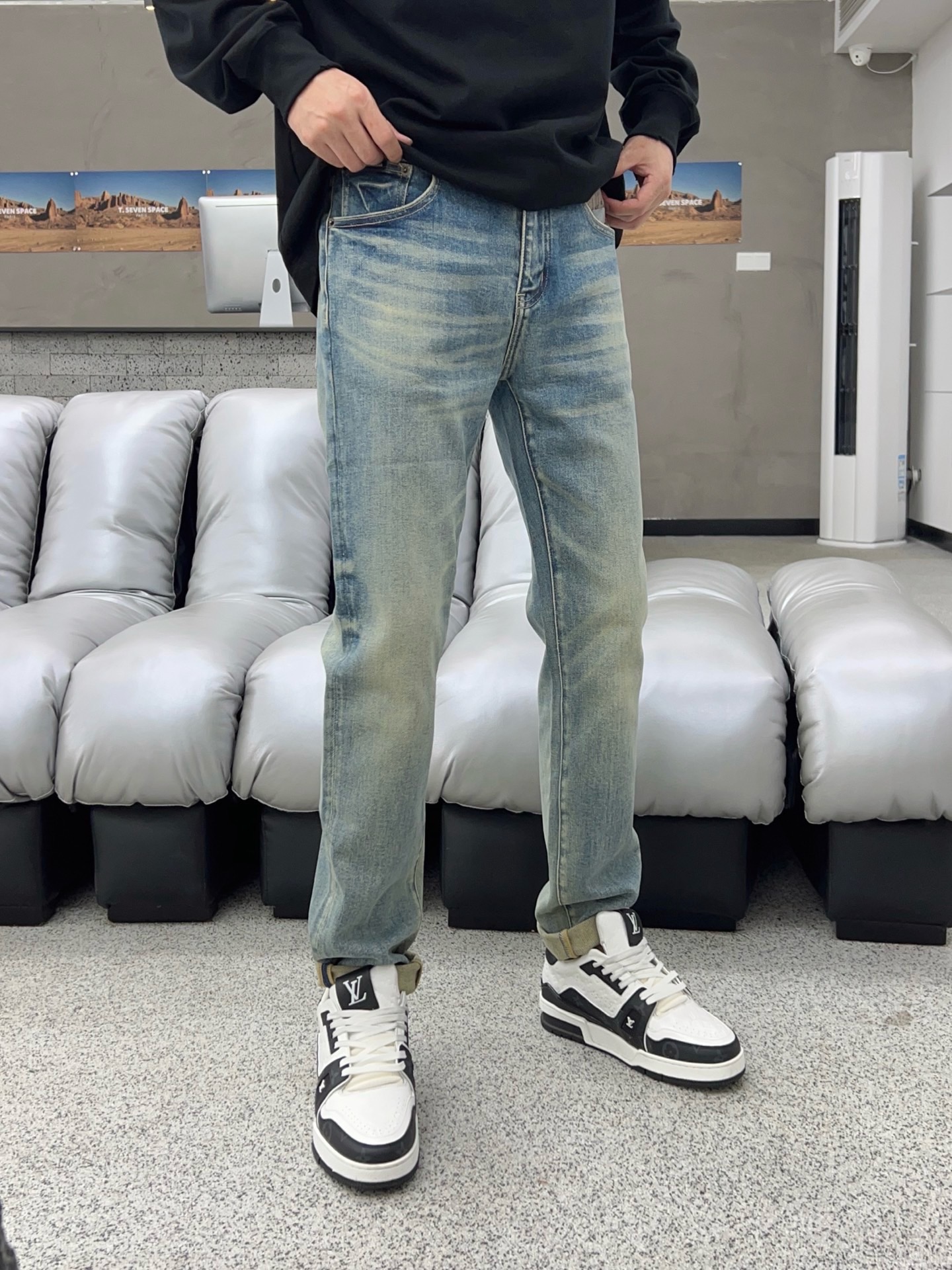 ￼ 秋款🔥新款现货上市🔥🔥原单爆款牛仔裤👖超级定制款，原版五金，超级重工工艺，版型超赞👍细节做工无可挑剔