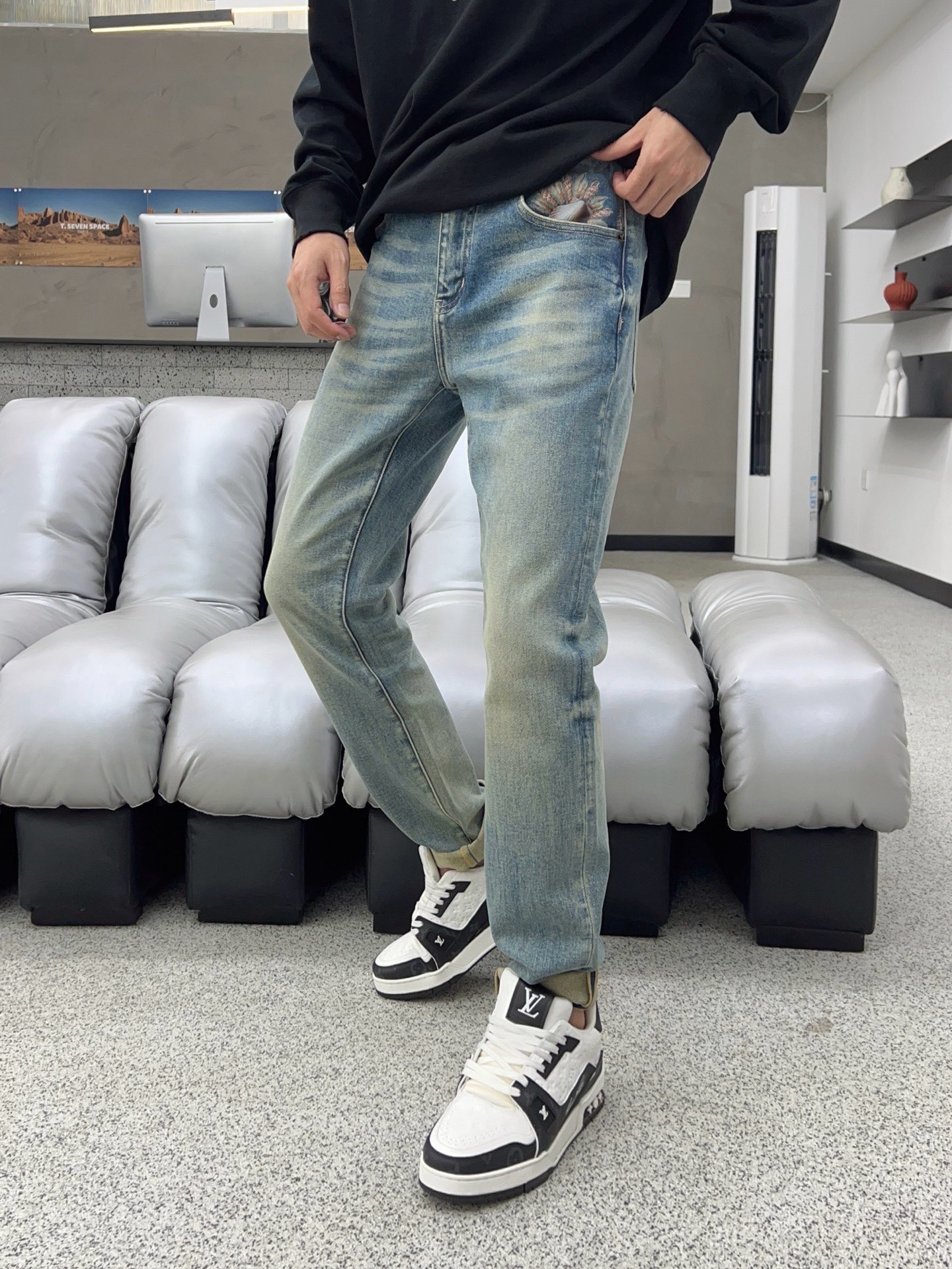 ￼ 秋款🔥新款现货上市🔥🔥原单爆款牛仔裤👖超级定制款，原版五金，超级重工工艺，版型超赞👍细节做工无可挑剔