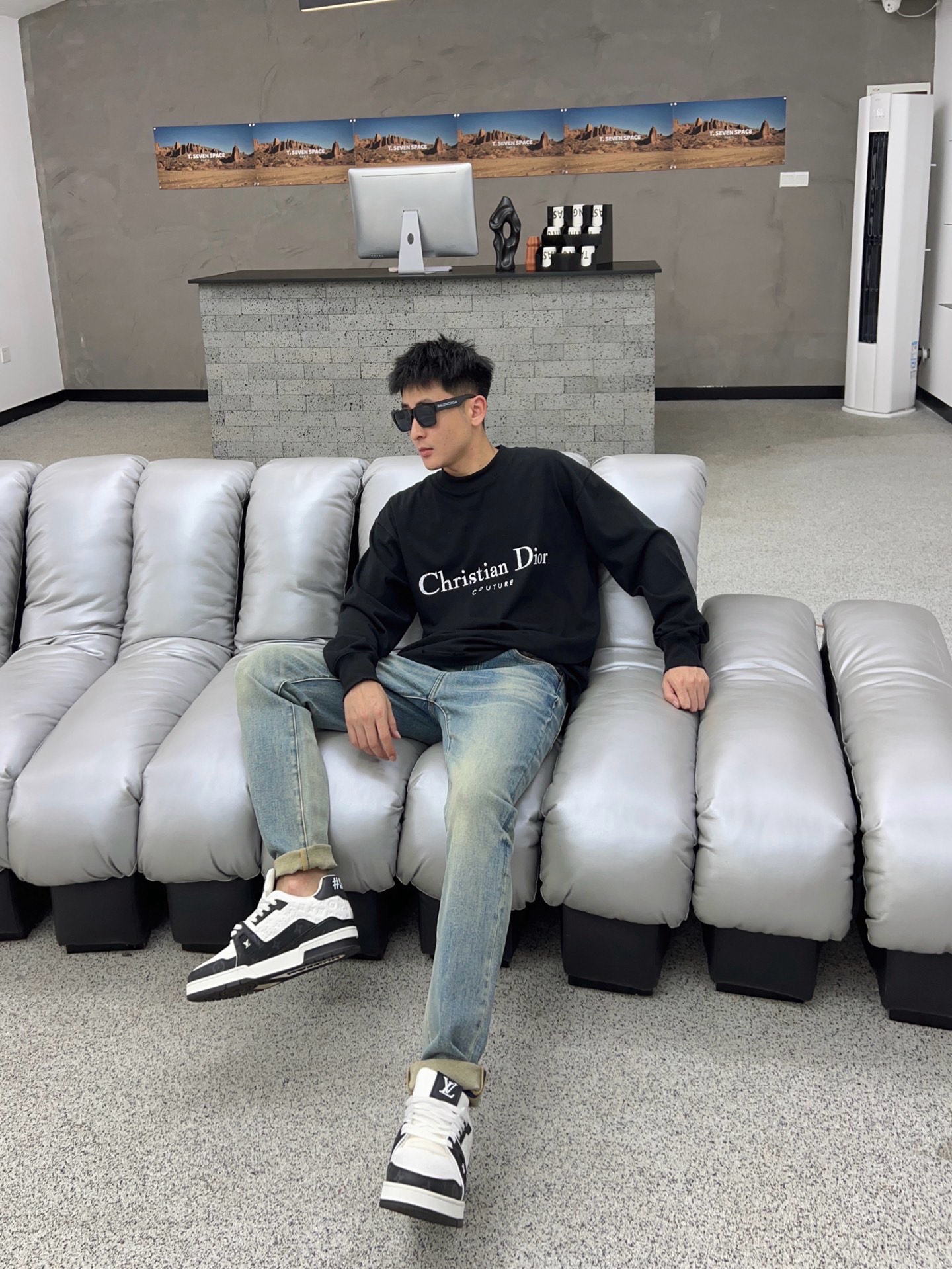 ￼ 秋款🔥新款现货上市🔥🔥原单爆款牛仔裤👖超级定制款，原版五金，超级重工工艺，版型超赞👍细节做工无可挑剔