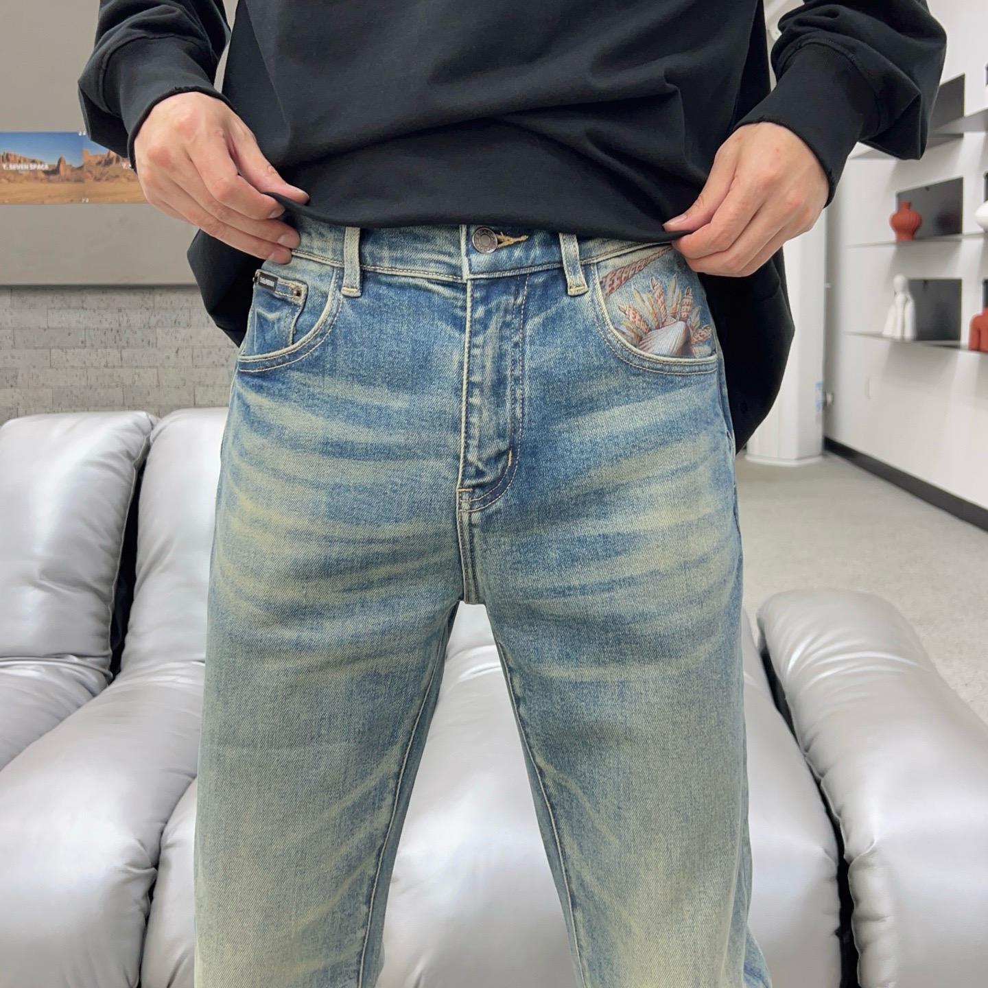 ￼ 秋款🔥新款现货上市🔥🔥原单爆款牛仔裤👖超级定制款，原版五金，超级重工工艺，版型超赞👍细节做工无可挑剔