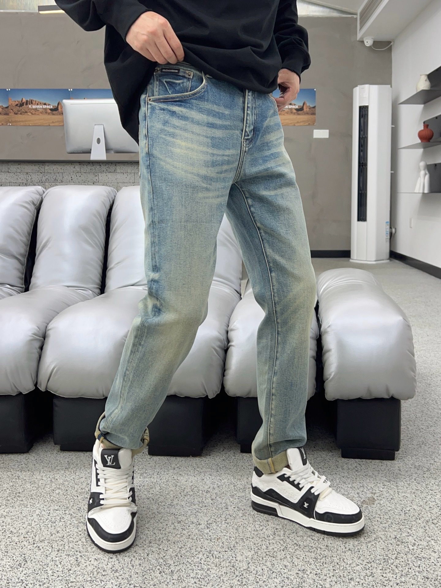 ￼ 秋款🔥新款现货上市🔥🔥原单爆款牛仔裤👖超级定制款，原版五金，超级重工工艺，版型超赞👍细节做工无可挑剔