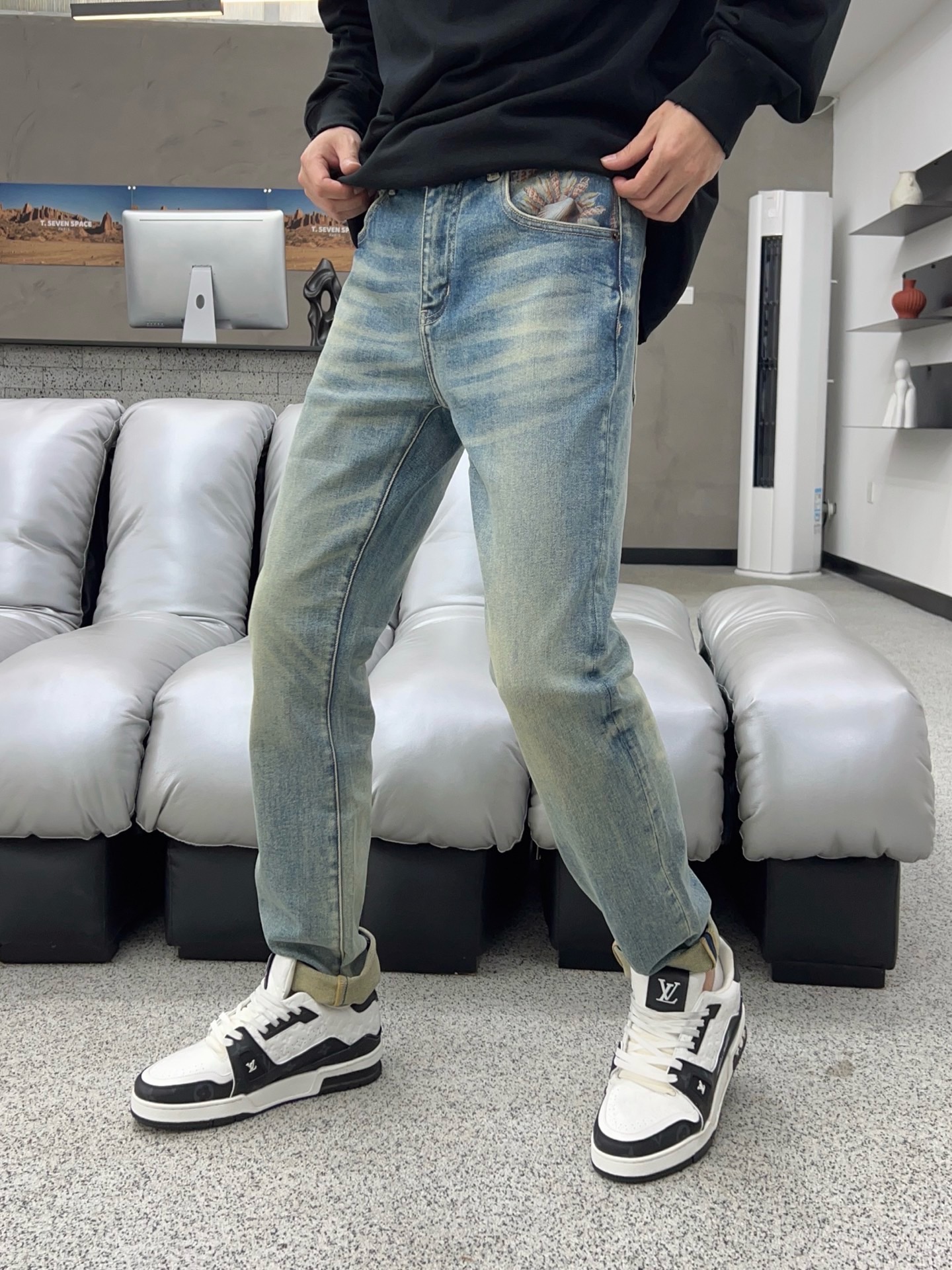 ￼ 秋款🔥新款现货上市🔥🔥原单爆款牛仔裤👖超级定制款，原版五金，超级重工工艺，版型超赞👍细节做工无可挑剔