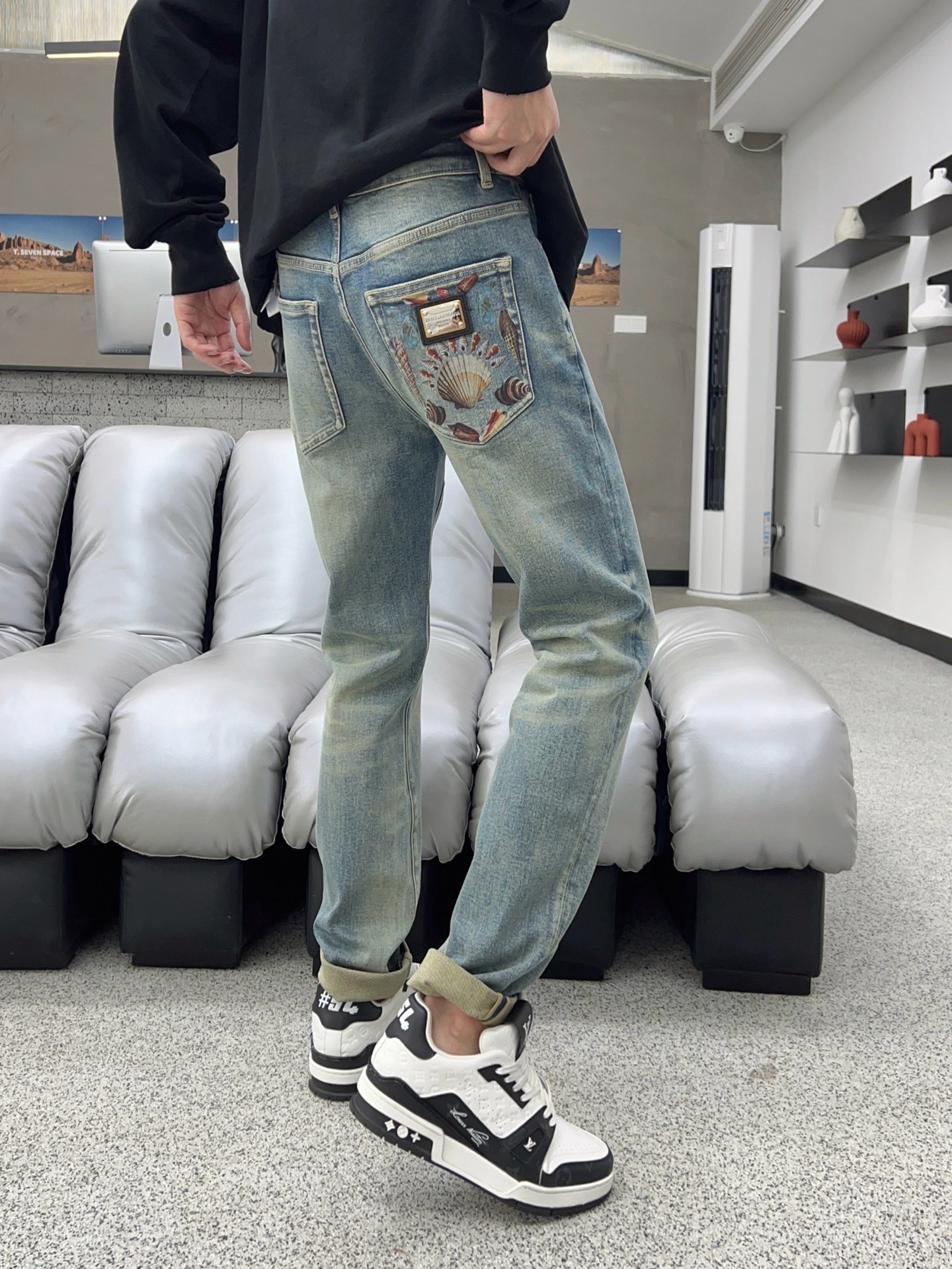 ￼ 秋款🔥新款现货上市🔥🔥原单爆款牛仔裤👖超级定制款，原版五金，超级重工工艺，版型超赞👍细节做工无可挑剔