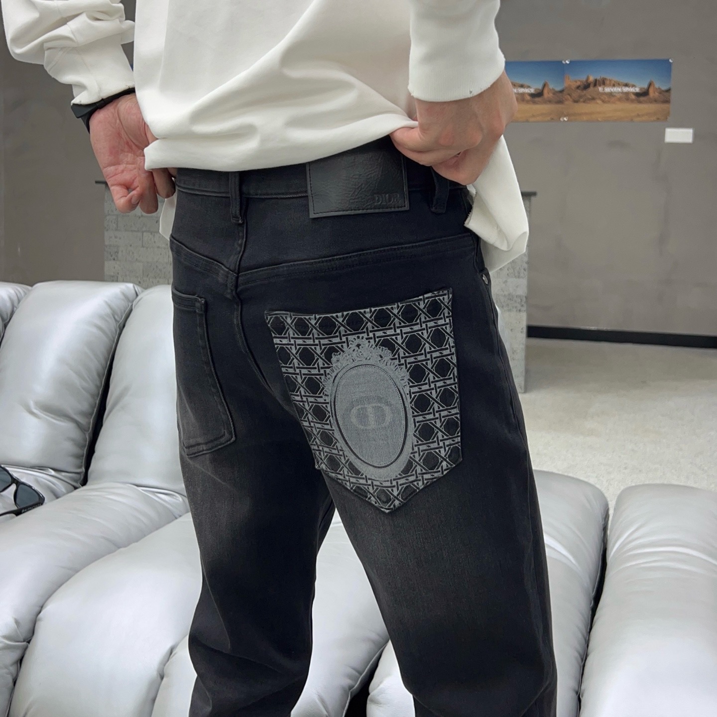￼  秋款🔥新款现货上市🔥🔥原单爆款牛仔裤👖超级定制款，原版五金，超级重工工艺，版型超赞👍细节做工无可挑