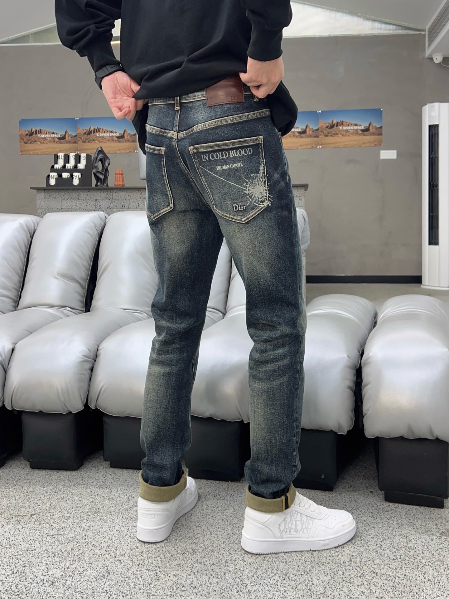 ￼  秋款🔥新款现货上市🔥🔥原单爆款牛仔裤👖超级定制款，原版五金，超级重工工艺，版型超赞👍细节做工无可挑