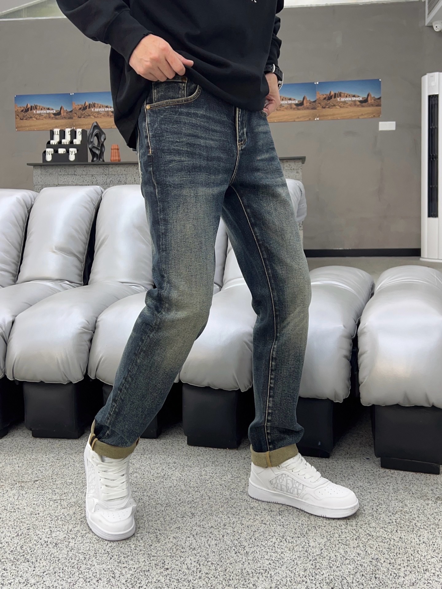 ￼  秋款🔥新款现货上市🔥🔥原单爆款牛仔裤👖超级定制款，原版五金，超级重工工艺，版型超赞👍细节做工无可挑