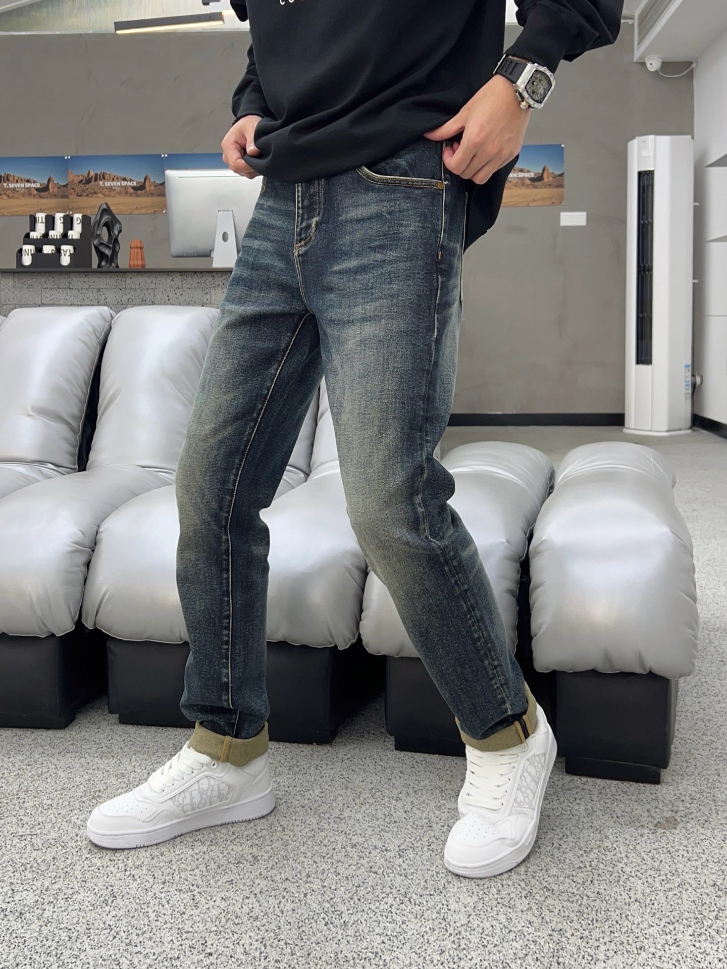 ￼  秋款🔥新款现货上市🔥🔥原单爆款牛仔裤👖超级定制款，原版五金，超级重工工艺，版型超赞👍细节做工无可挑