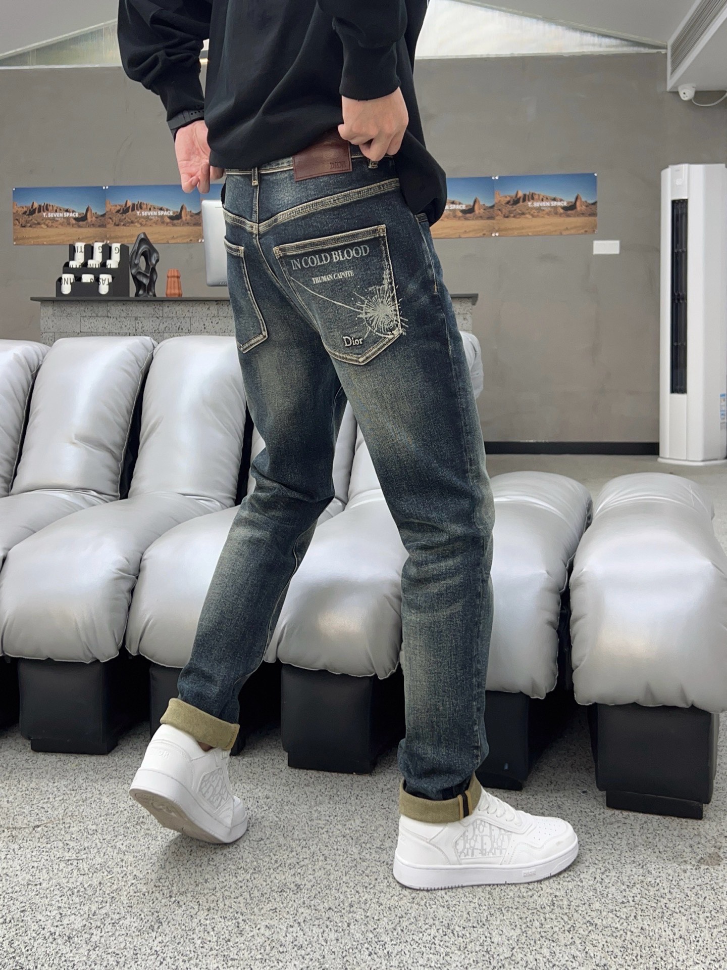 ￼  秋款🔥新款现货上市🔥🔥原单爆款牛仔裤👖超级定制款，原版五金，超级重工工艺，版型超赞👍细节做工无可挑