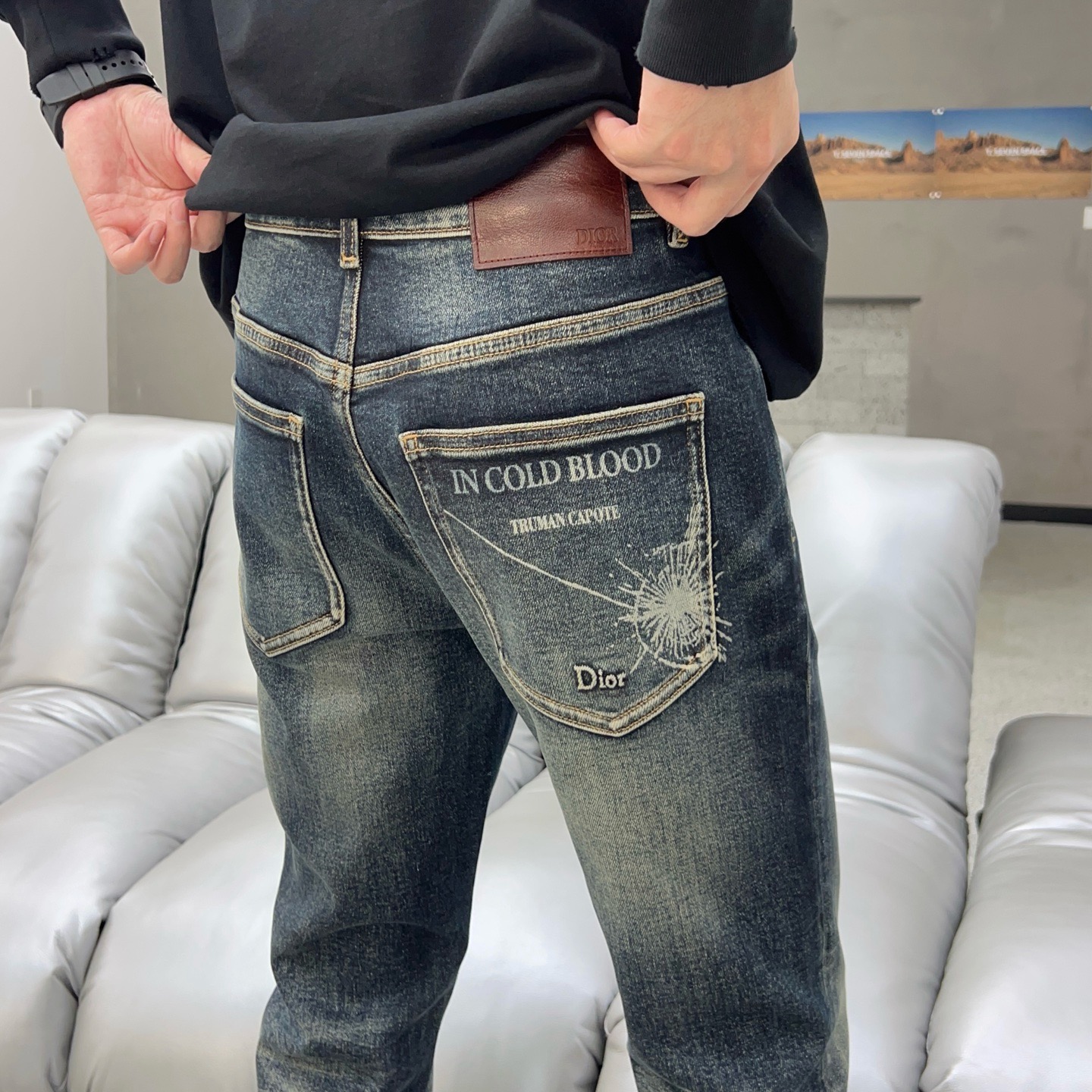 ￼  秋款🔥新款现货上市🔥🔥原单爆款牛仔裤👖超级定制款，原版五金，超级重工工艺，版型超赞👍细节做工无可挑