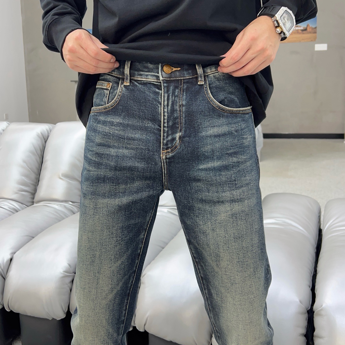 ￼  秋款🔥新款现货上市🔥🔥原单爆款牛仔裤👖超级定制款，原版五金，超级重工工艺，版型超赞👍细节做工无可挑