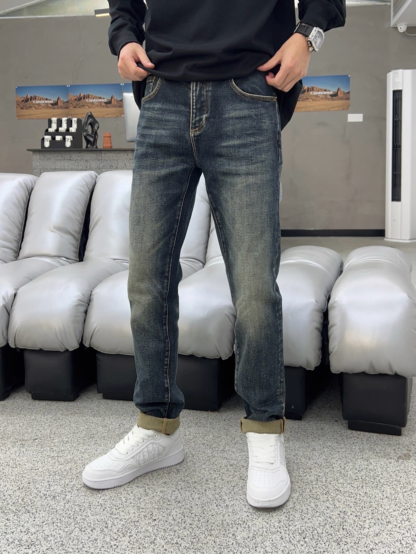 ￼  秋款🔥新款现货上市🔥🔥原单爆款牛仔裤👖超级定制款，原版五金，超级重工工艺，版型超赞👍细节做工无可挑