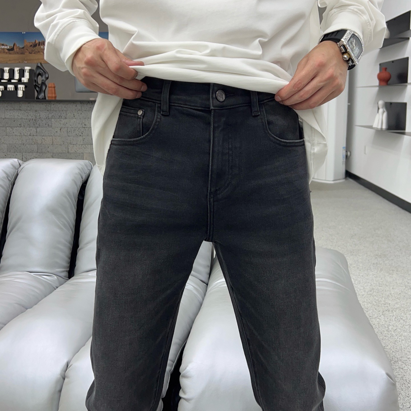 ￼  秋款🔥新款现货上市🔥🔥原单爆款牛仔裤👖超级定制款，原版五金，超级重工工艺，版型超赞👍细节做工无可挑